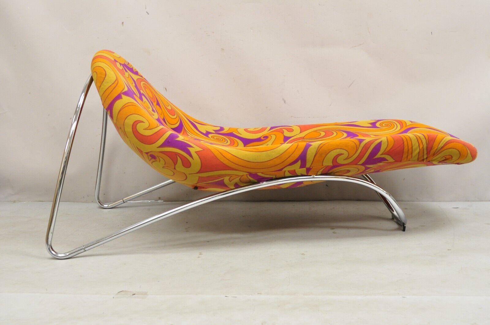 Vintage Mid Century Modern Pierre Paulin Style Groovy Fabric Sculptural Wave Chaise Lounge. Cet article se caractérise par un cadre sculptural en métal chromé, un tissu original des années 1960-70, des lignes épurées, un style et des formes