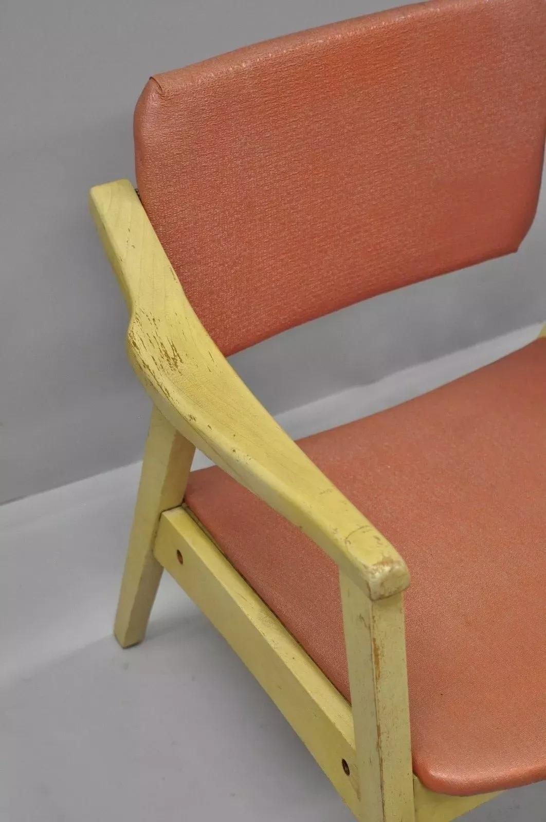 Vintage-Sessel aus rosa Vinyl, blondem Holz mit schwenkbarer Rückenlehne, Mid-Century Modern im Angebot 4