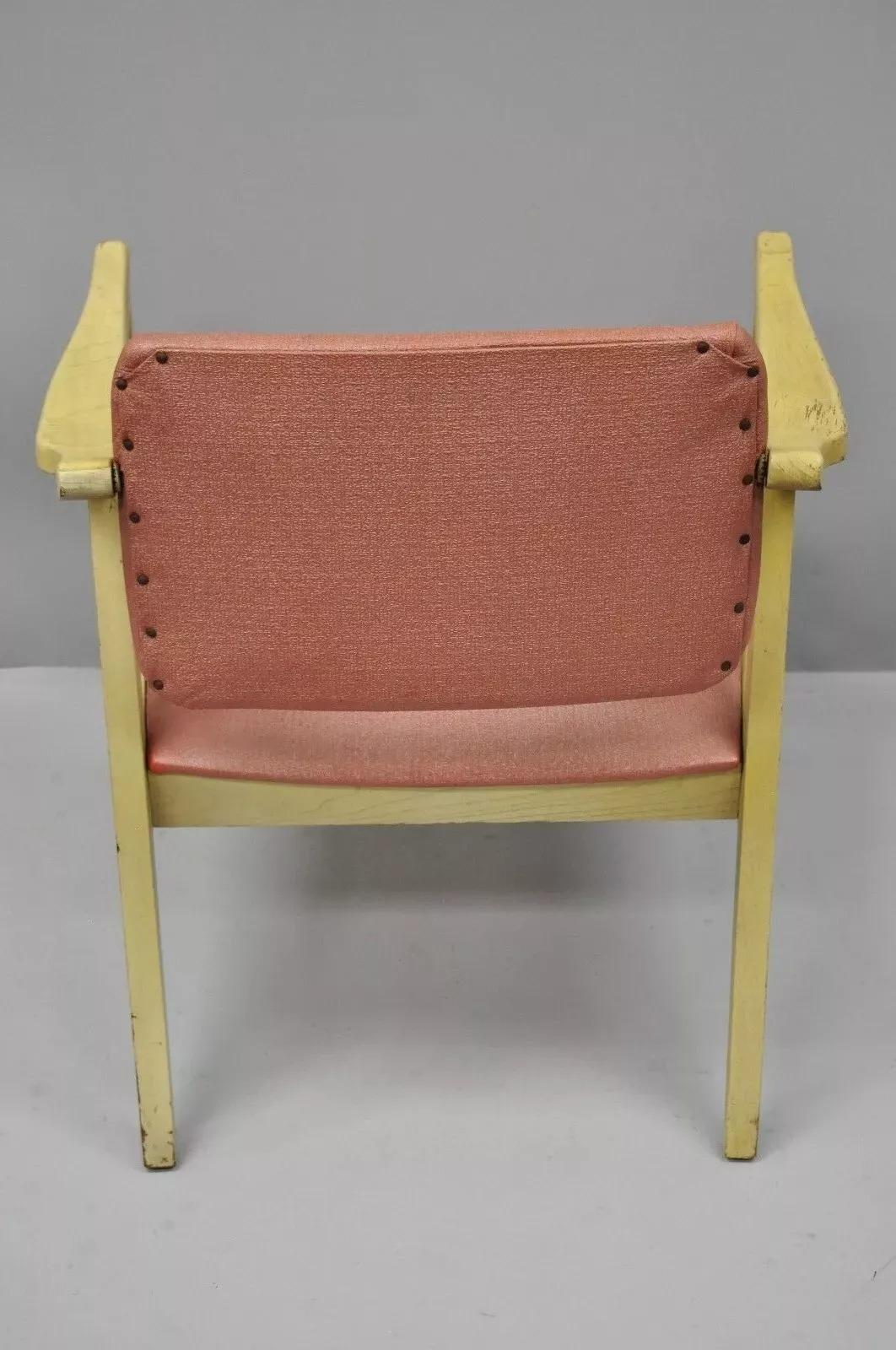 Vintage-Sessel aus rosa Vinyl, blondem Holz mit schwenkbarer Rückenlehne, Mid-Century Modern im Angebot 5