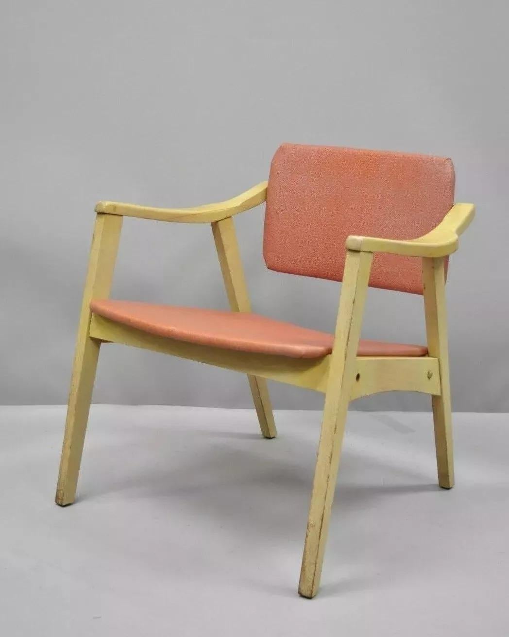 Vintage-Sessel aus rosa Vinyl, blondem Holz mit schwenkbarer Rückenlehne, Mid-Century Modern im Angebot 6