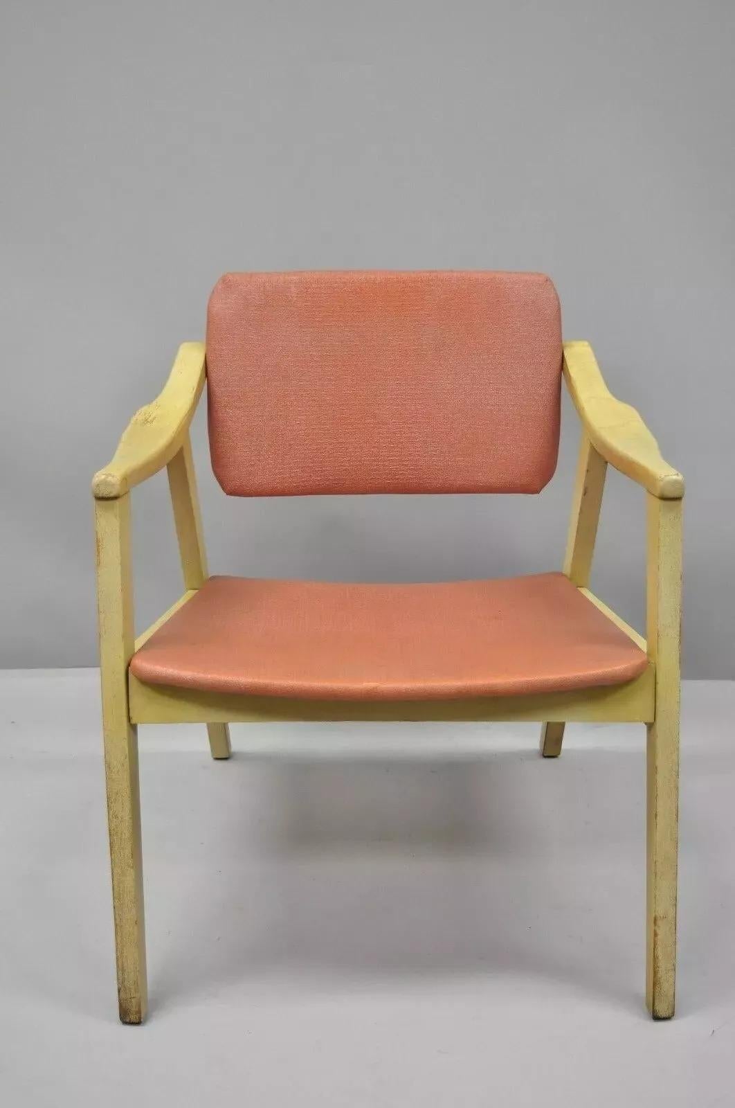 Vintage Mid Century Modern Pink Vinyl Blonde Wood Armchair w / Pivoting zurück. Der Artikel verfügt über eine schwenkbare Rückenlehne, eine Massivholzkonstruktion, eine rosa Vinylpolsterung, klare modernistische Linien und eine schlanke skulpturale