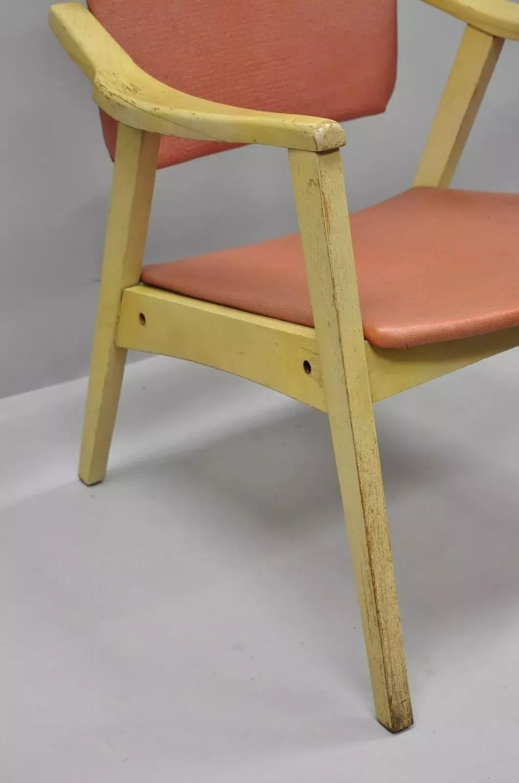 Vintage-Sessel aus rosa Vinyl, blondem Holz mit schwenkbarer Rückenlehne, Mid-Century Modern (Moderne der Mitte des Jahrhunderts) im Angebot