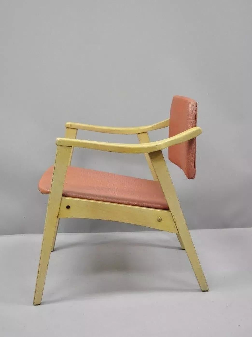 Vintage-Sessel aus rosa Vinyl, blondem Holz mit schwenkbarer Rückenlehne, Mid-Century Modern (Unbekannt) im Angebot