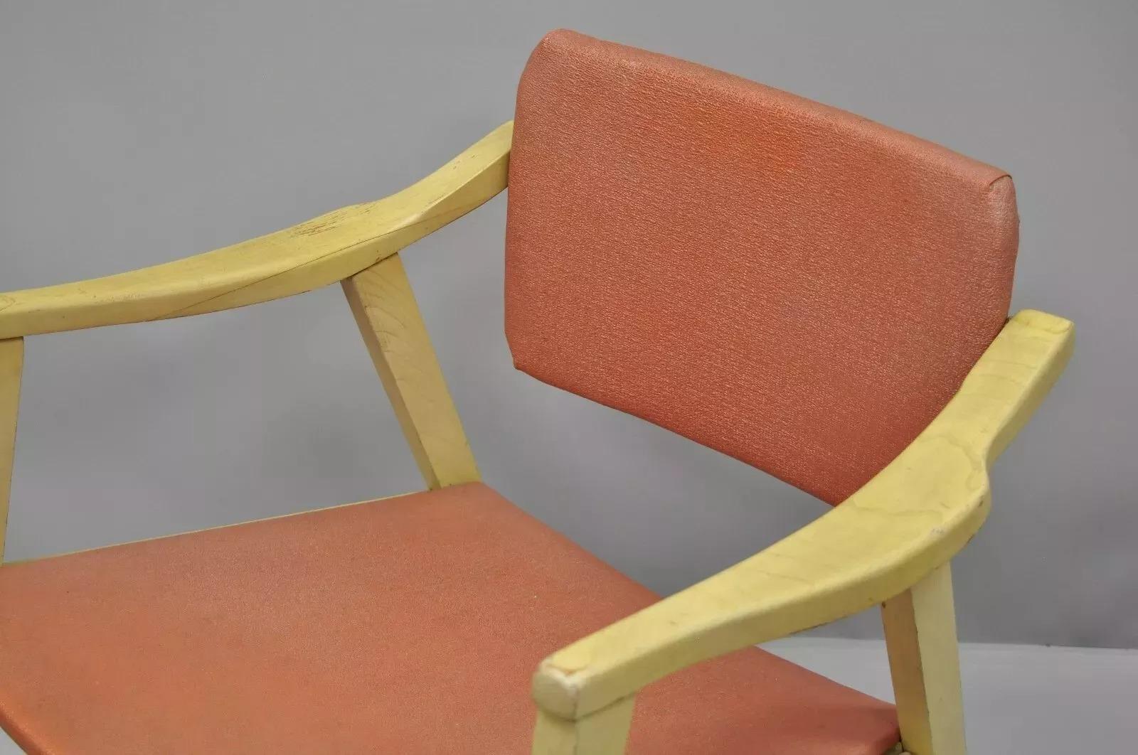 Vintage-Sessel aus rosa Vinyl, blondem Holz mit schwenkbarer Rückenlehne, Mid-Century Modern im Zustand „Gut“ im Angebot in Philadelphia, PA