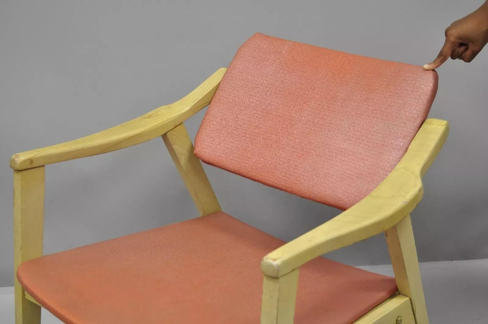 Vintage-Sessel aus rosa Vinyl, blondem Holz mit schwenkbarer Rückenlehne, Mid-Century Modern (20. Jahrhundert) im Angebot