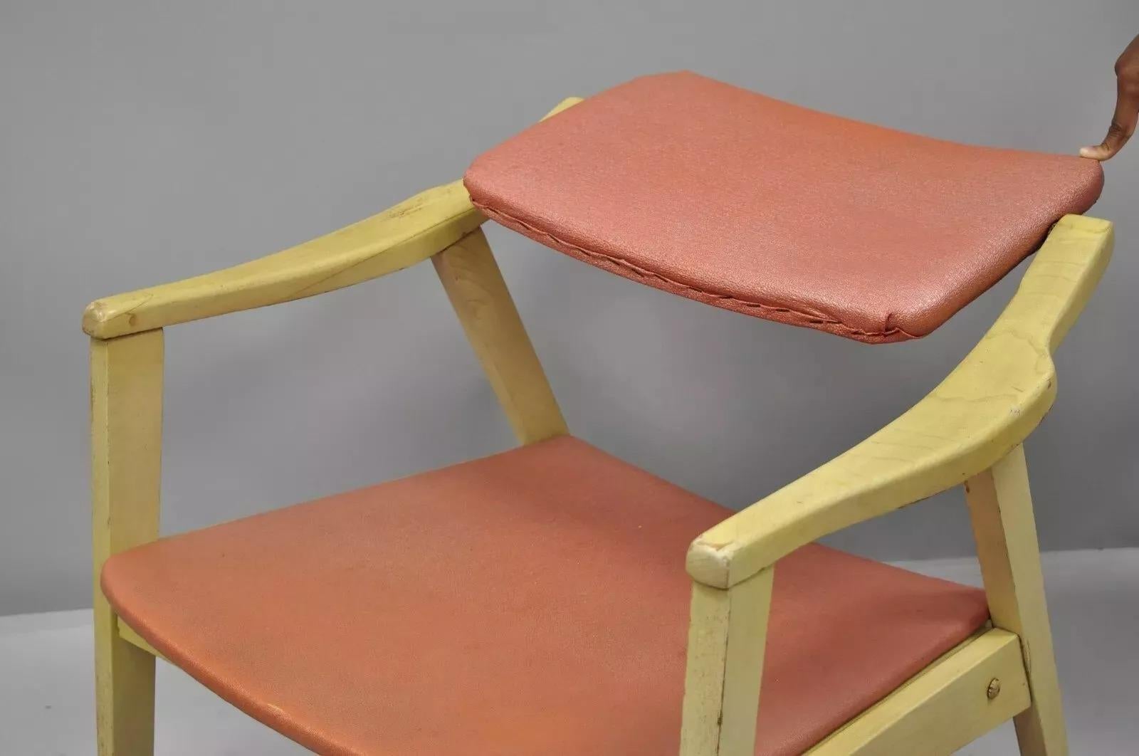 Vintage-Sessel aus rosa Vinyl, blondem Holz mit schwenkbarer Rückenlehne, Mid-Century Modern im Angebot 1