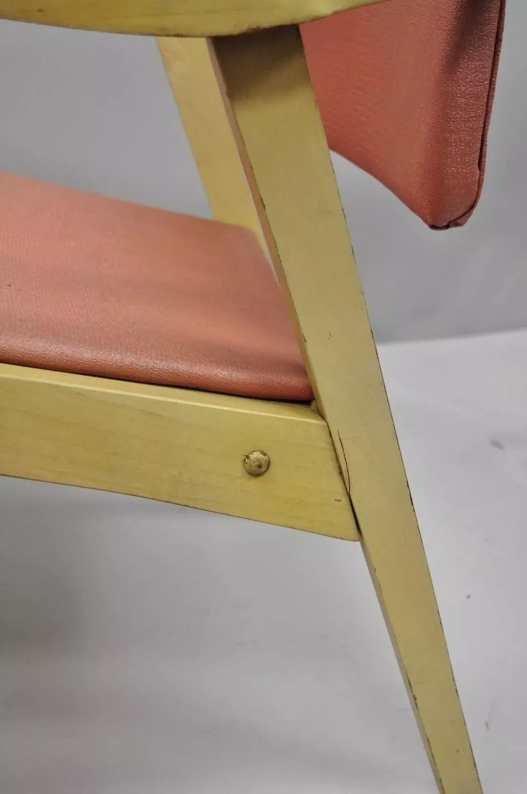 Vintage-Sessel aus rosa Vinyl, blondem Holz mit schwenkbarer Rückenlehne, Mid-Century Modern im Angebot 3