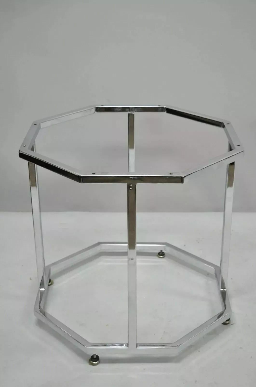 Vintage Mid Century Modern Poliertes Chrom Metall Achteckig Akzent Beistelltisch Basis (nur Basis). Der Artikel verfügt über polierte, nahtlose Tischlerarbeiten, einen verchromten Metallrahmen, einen sehr schönen Vintage-Artikel, saubere,