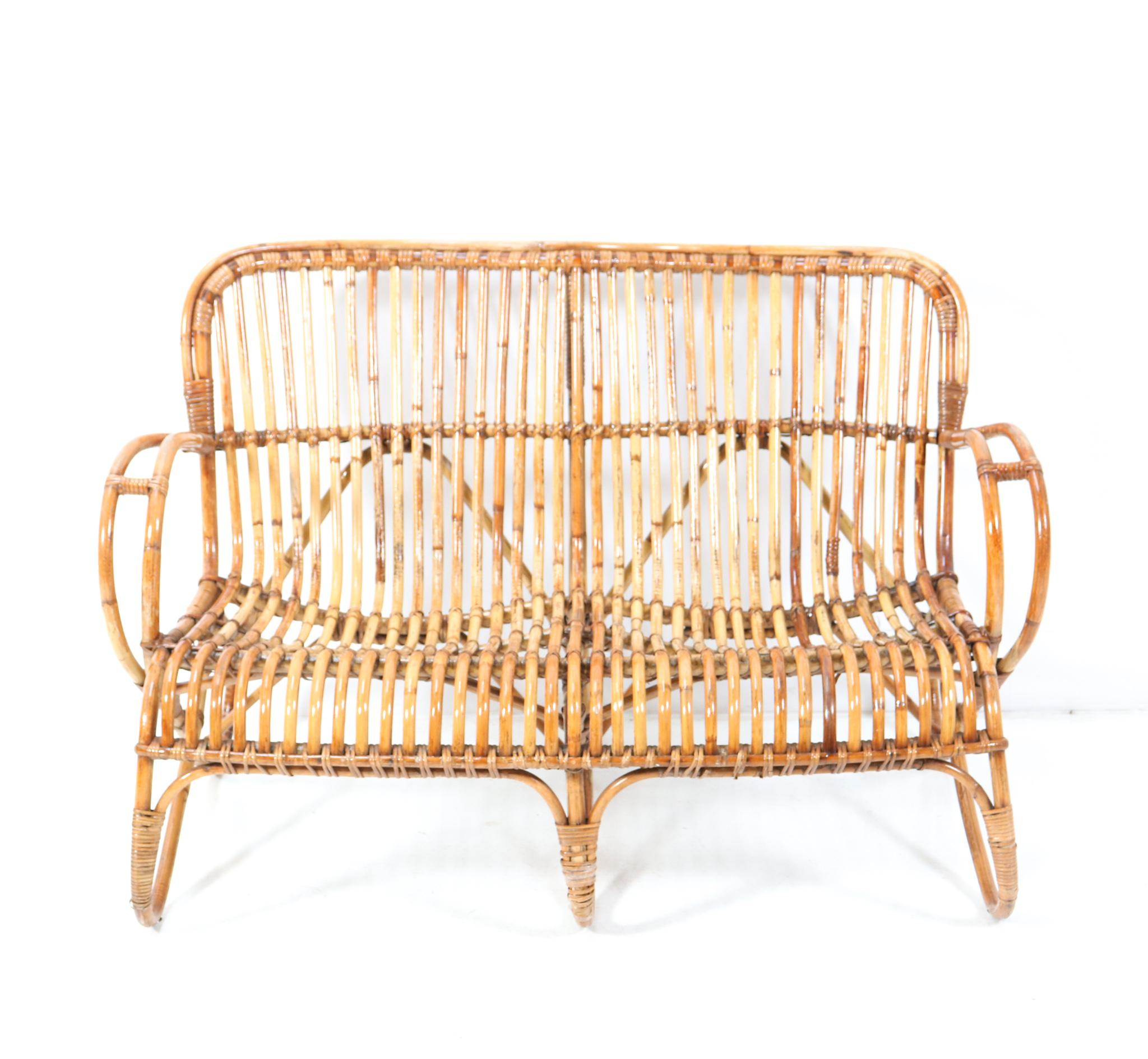 Elegant Vintage Mid-Century Modern love seat or sofa.
Design by Rohe Noordwolde.
Striking Dutch design from the 1960s.
Nicely shaped rattan and bamboo frame.
This wonderful Vintage Mid-Century Modern love seat or sofa is in very good condition