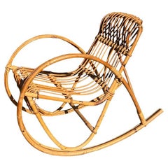 Moderner Rattan-Kinderschaukelstuhl aus der Jahrhundertmitte, Frankreich, 1950er Jahre