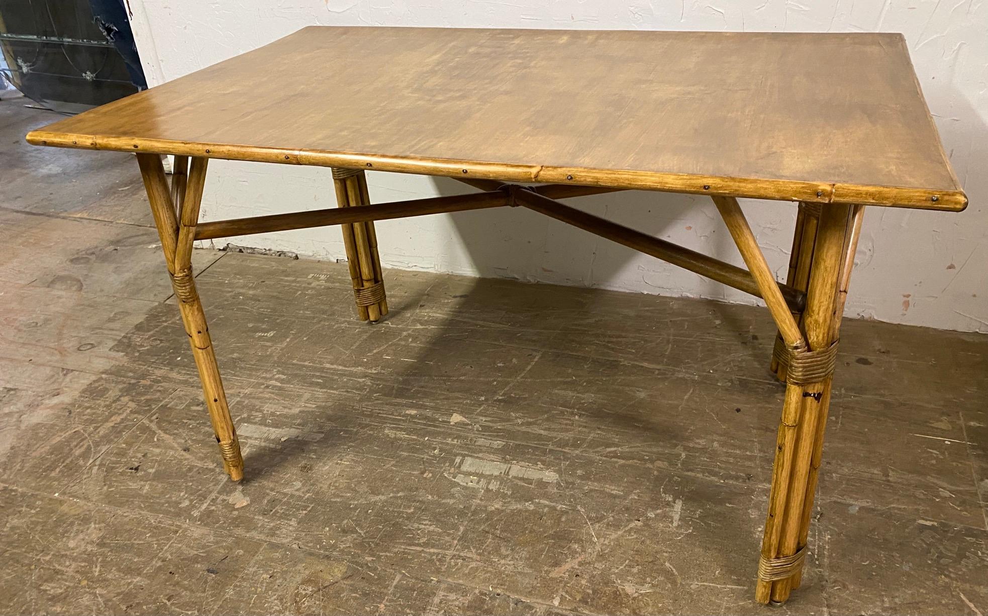 Table de bureau ou de salle à manger en bambou français du milieu du siècle dernier.
Osier, rotin, faux bambou.