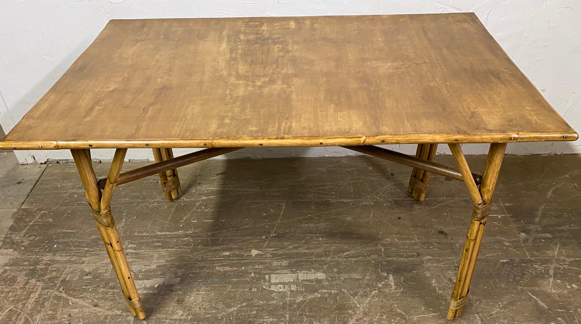Bureau ou table vintage en rotin moderne du milieu du siècle dernier Bon état - En vente à Sheffield, MA
