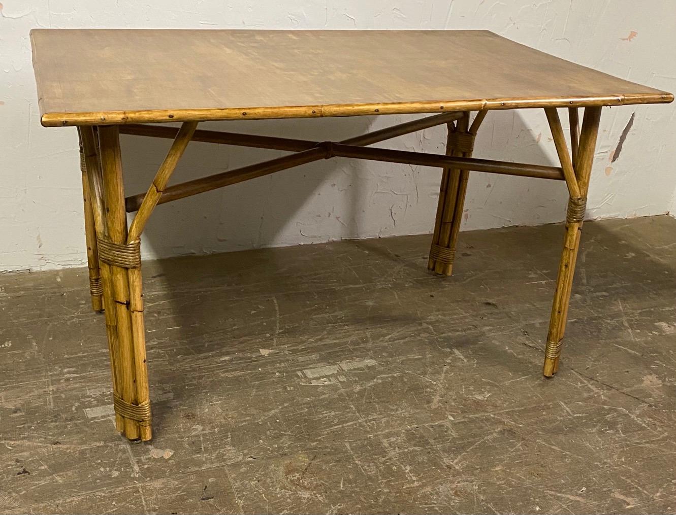 Rotin Bureau ou table vintage en rotin moderne du milieu du siècle dernier en vente