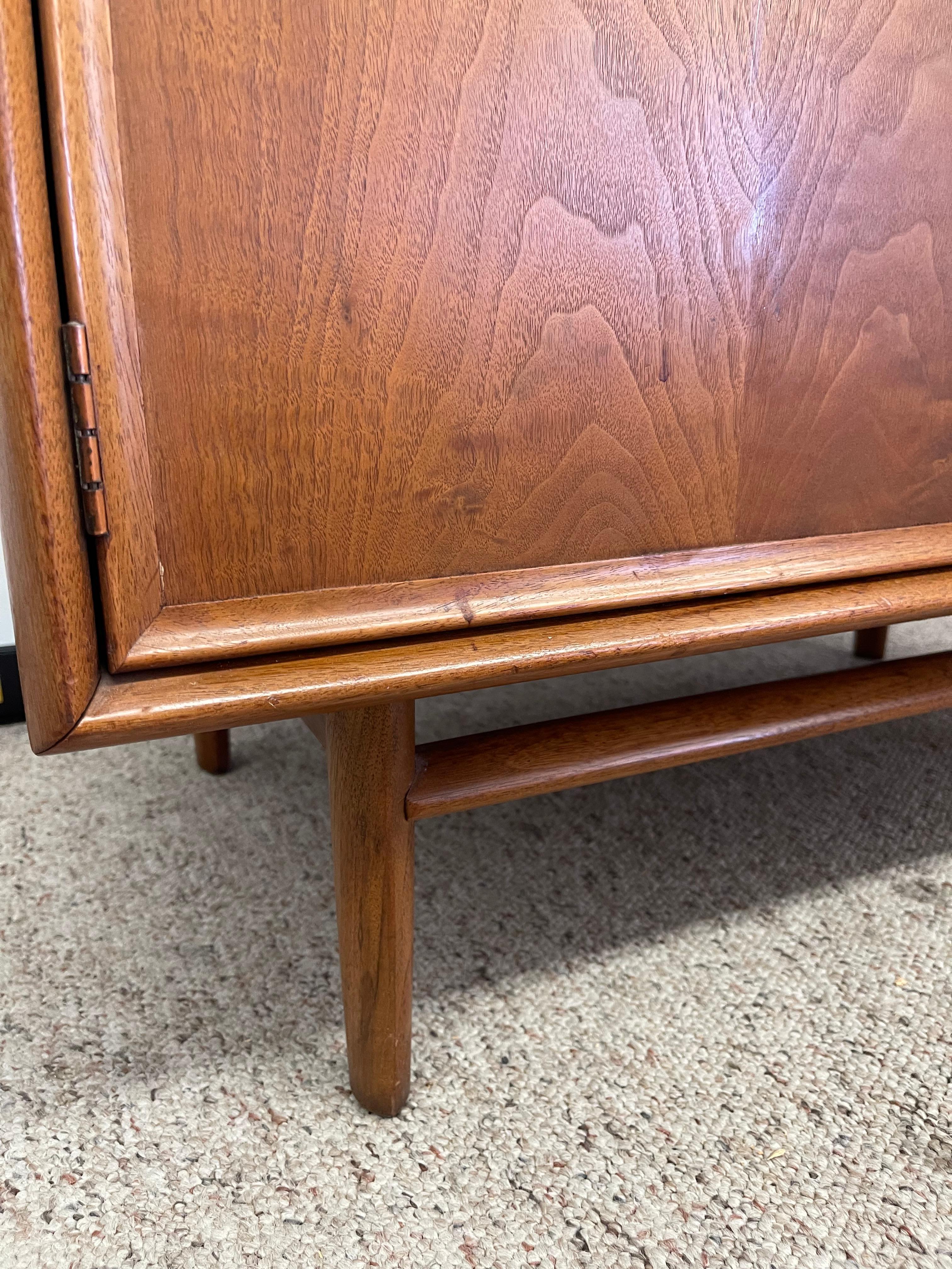 Armario para discos o Credenza compacta vintage de mediados de siglo de Drexel Parallel en venta 4