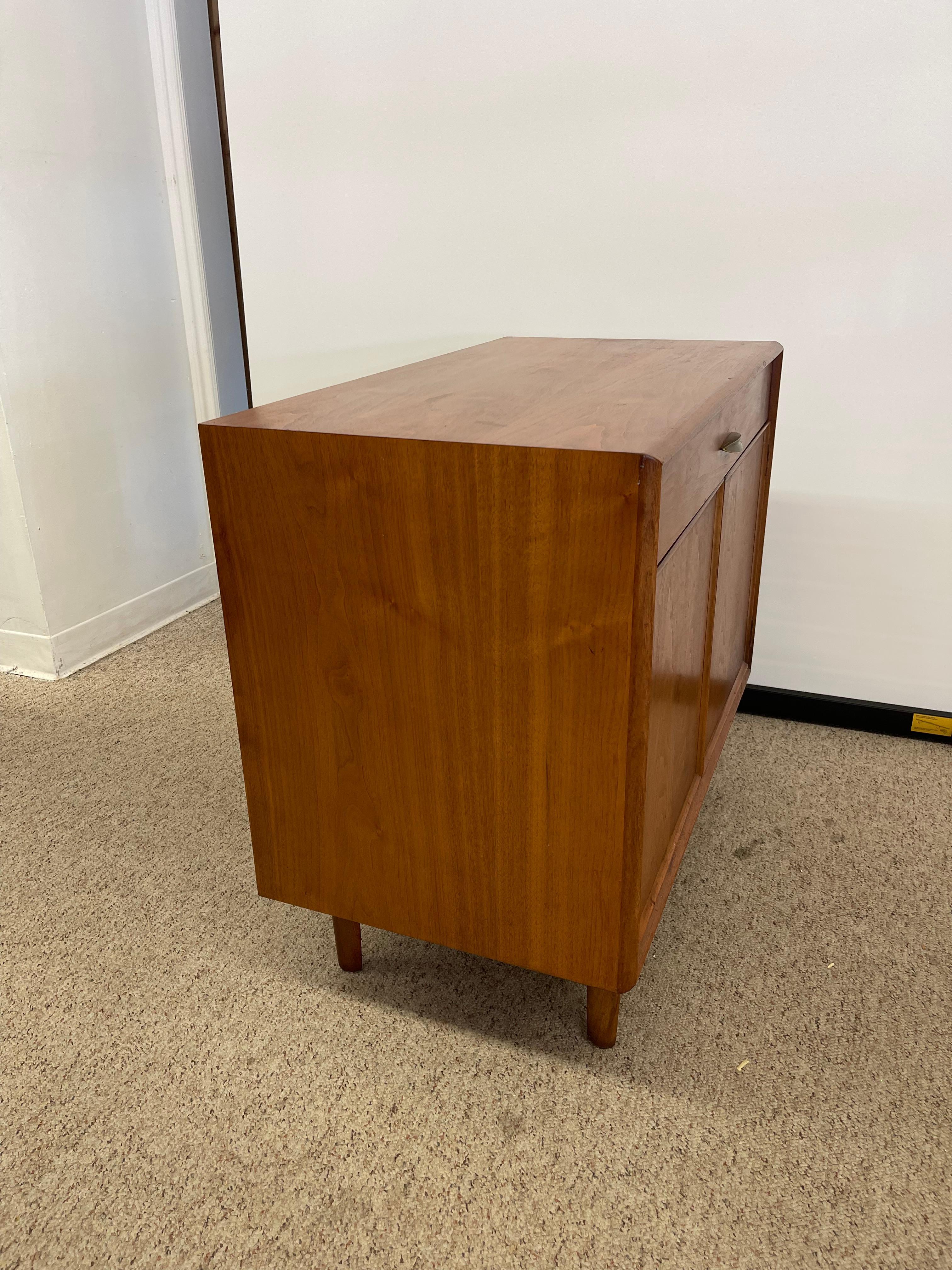 Armario para discos o Credenza compacta vintage de mediados de siglo de Drexel Parallel en venta 5