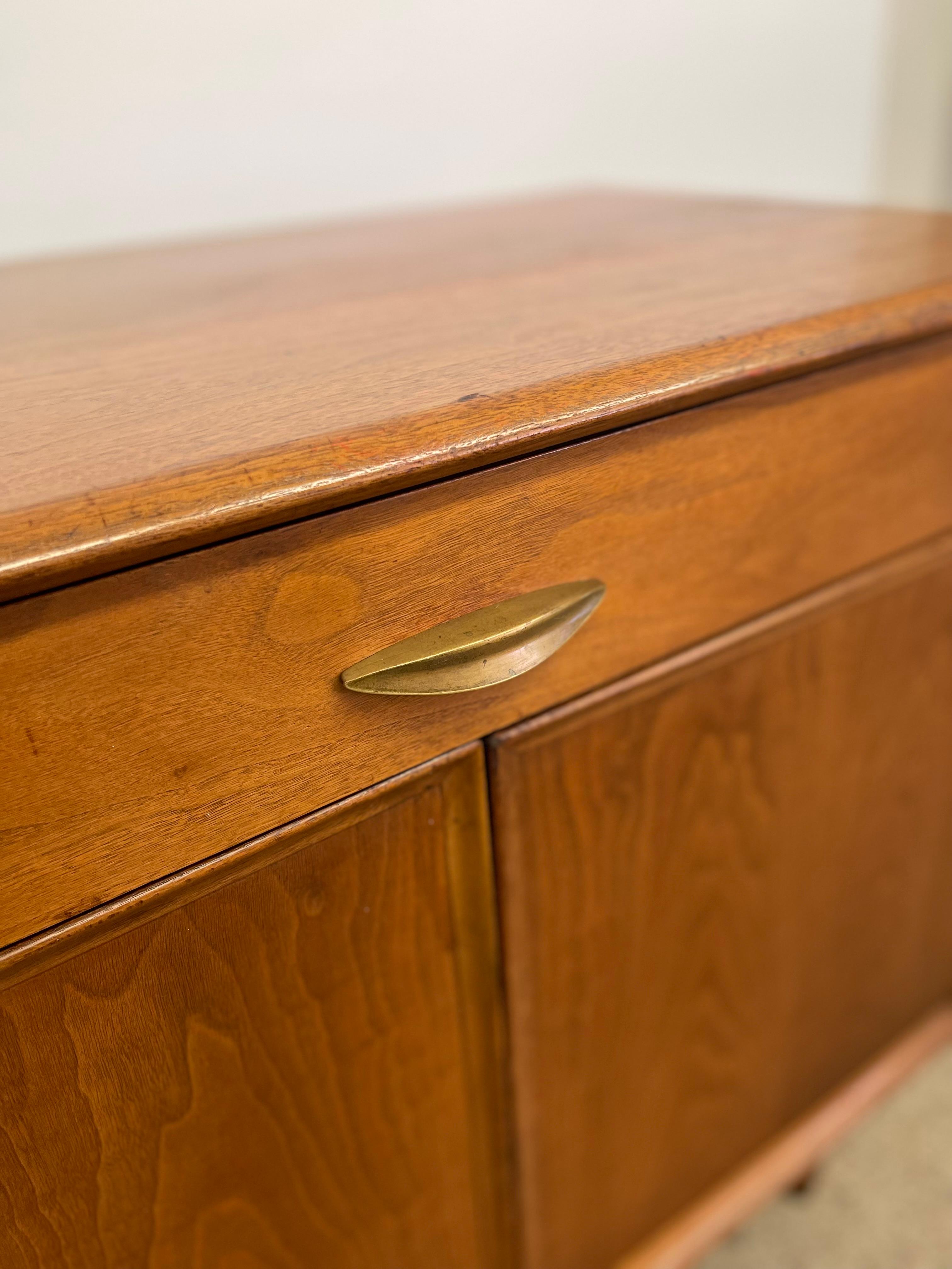 Armario para discos o Credenza compacta vintage de mediados de siglo de Drexel Parallel en venta 7