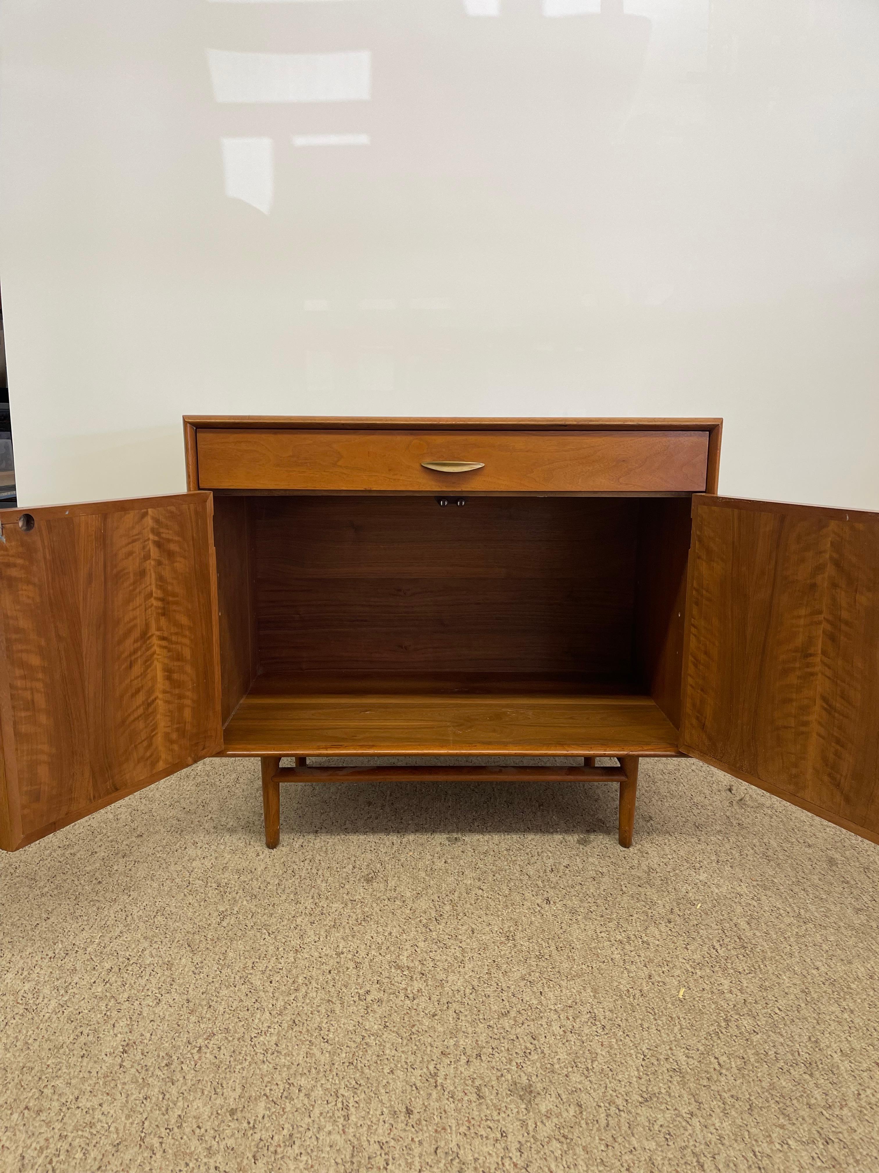 Armario para discos o Credenza compacta vintage de mediados de siglo de Drexel Parallel en Bueno estado para la venta en Seattle, WA