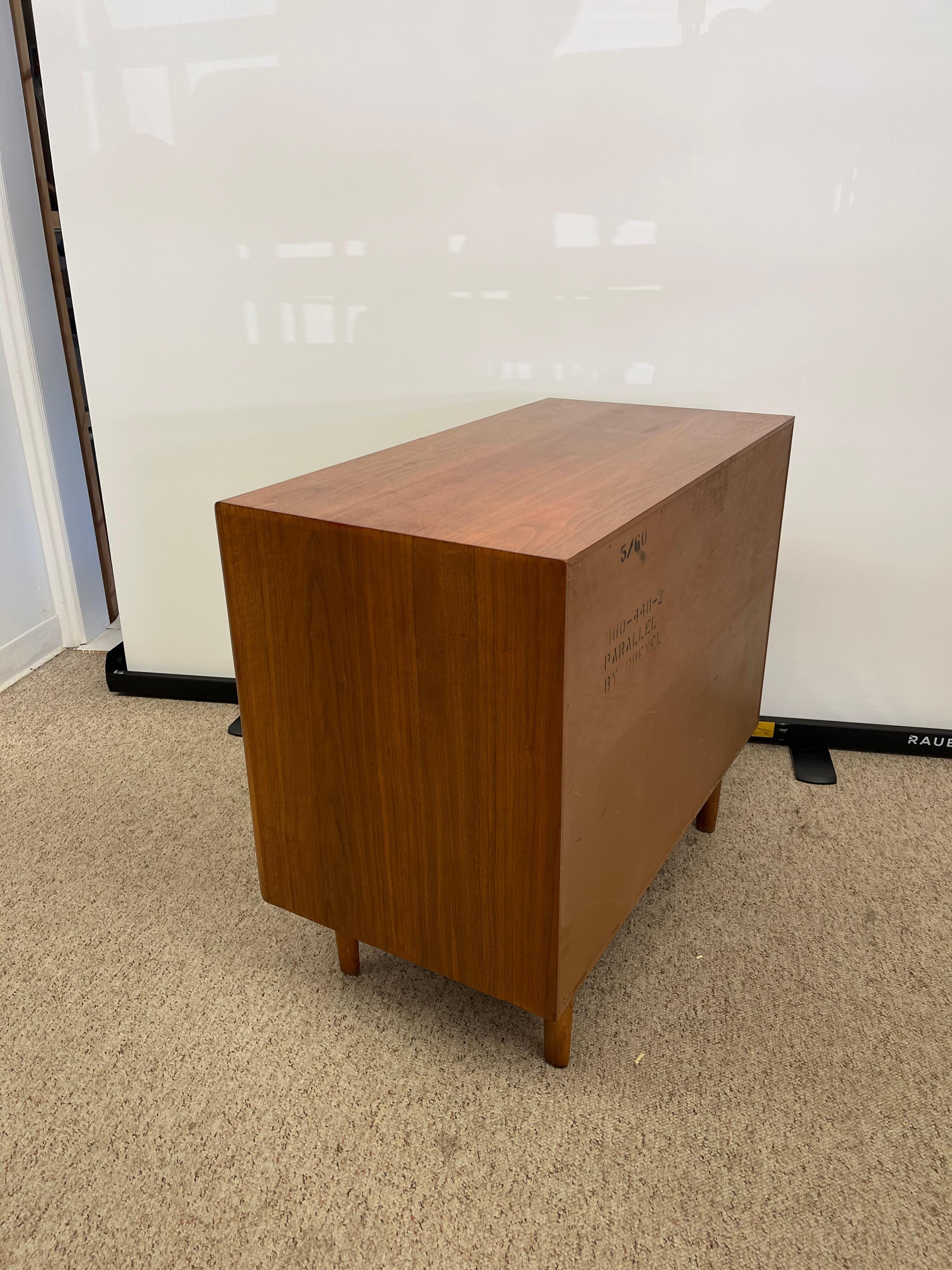 Armario para discos o Credenza compacta vintage de mediados de siglo de Drexel Parallel mediados del siglo XX en venta