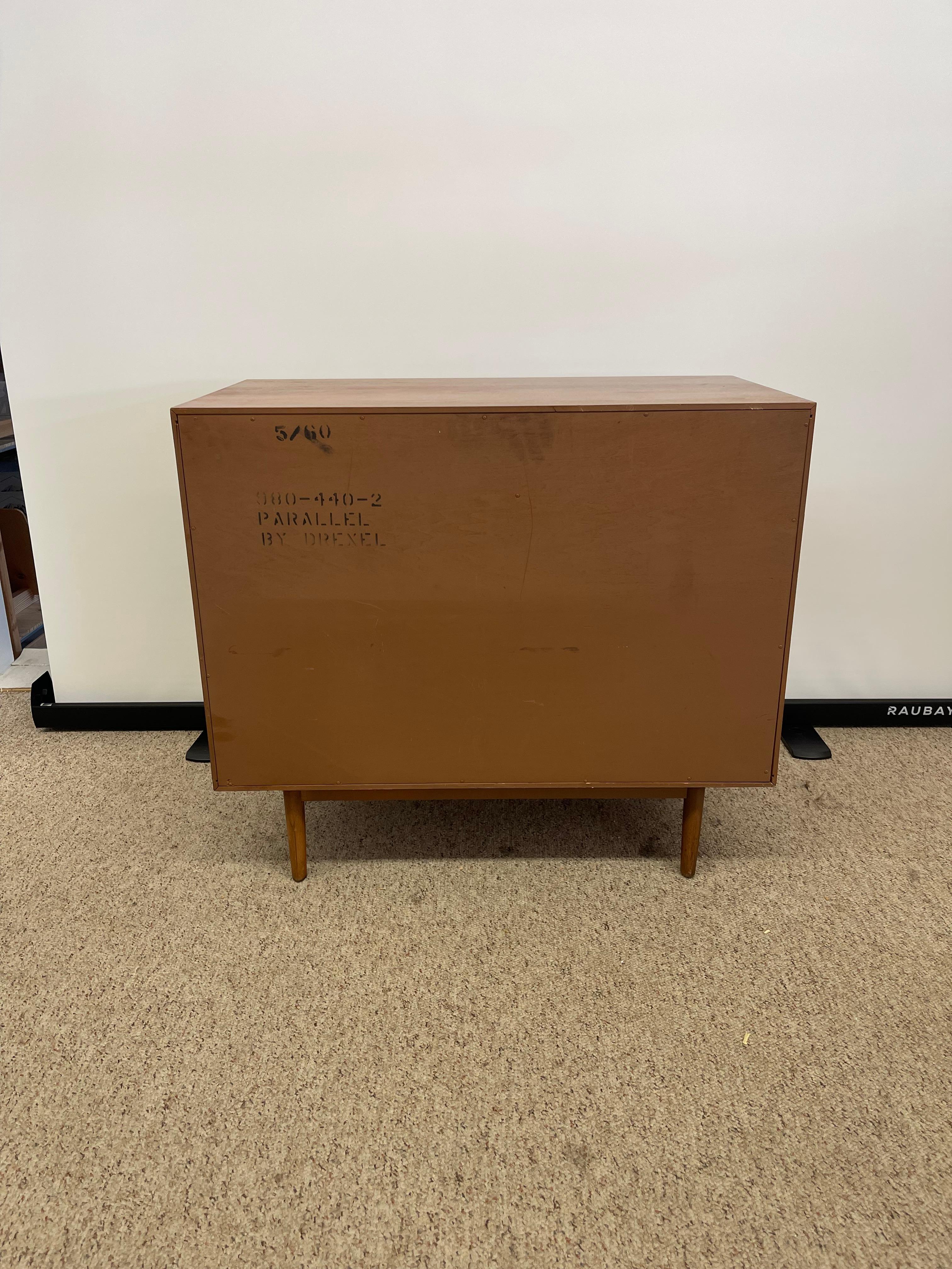 Armario para discos o Credenza compacta vintage de mediados de siglo de Drexel Parallel Nogal en venta