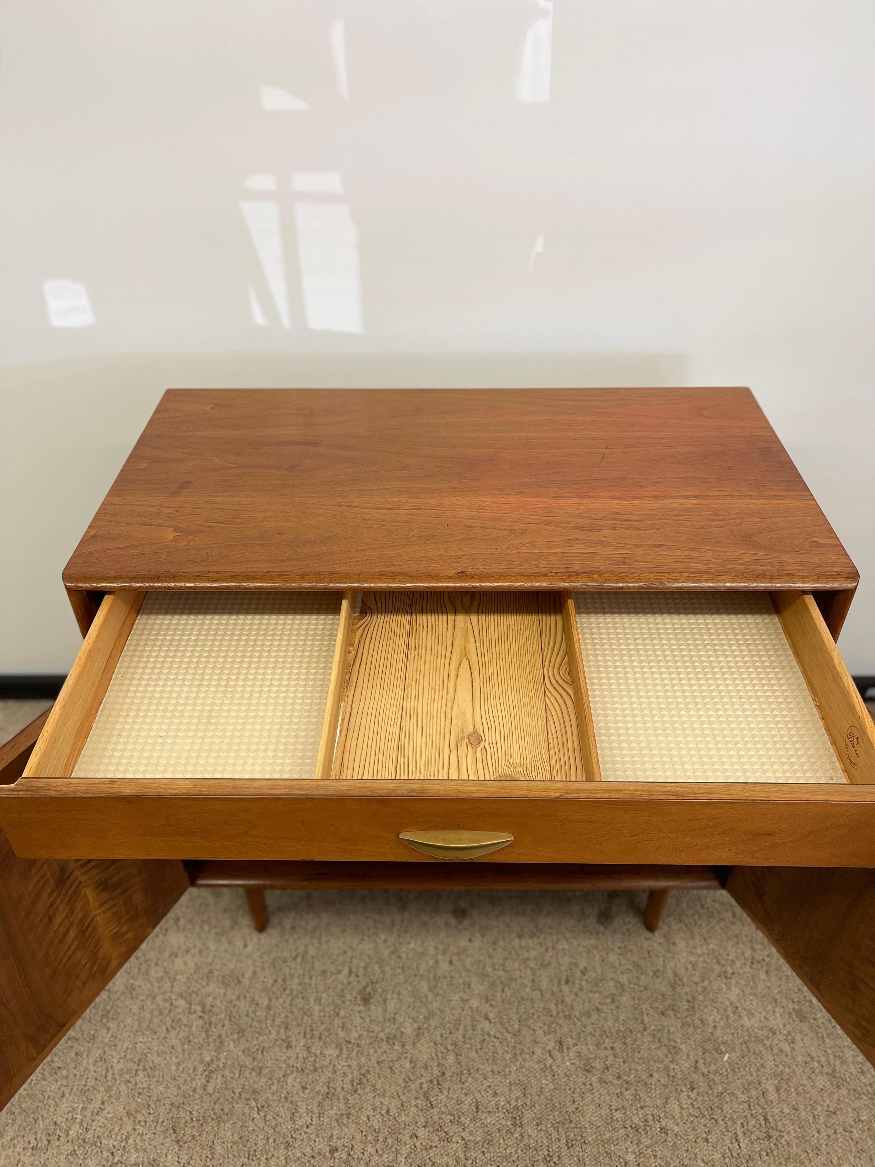 Armario para discos o Credenza compacta vintage de mediados de siglo de Drexel Parallel en venta 2