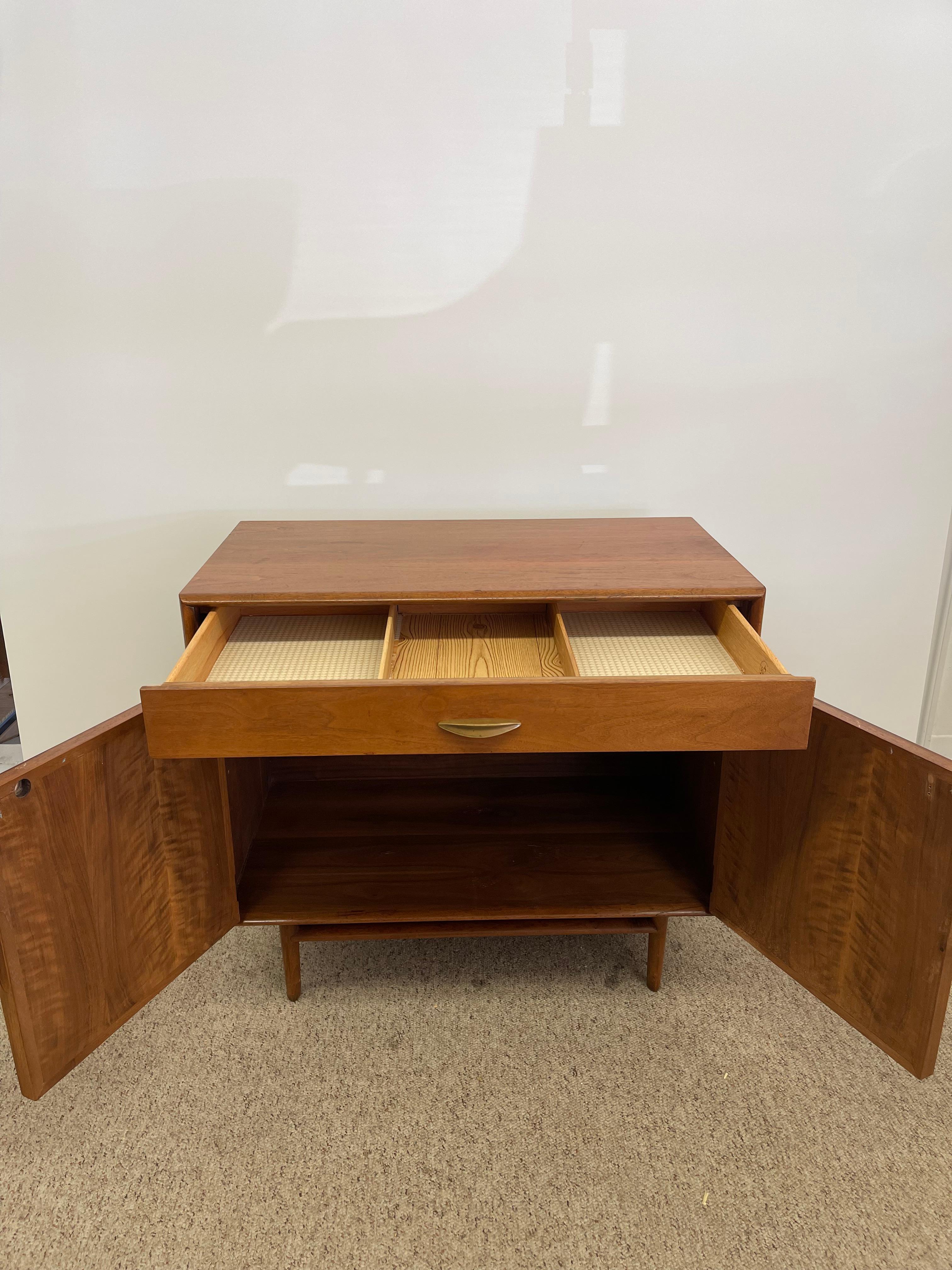 Armario para discos o Credenza compacta vintage de mediados de siglo de Drexel Parallel en venta 3