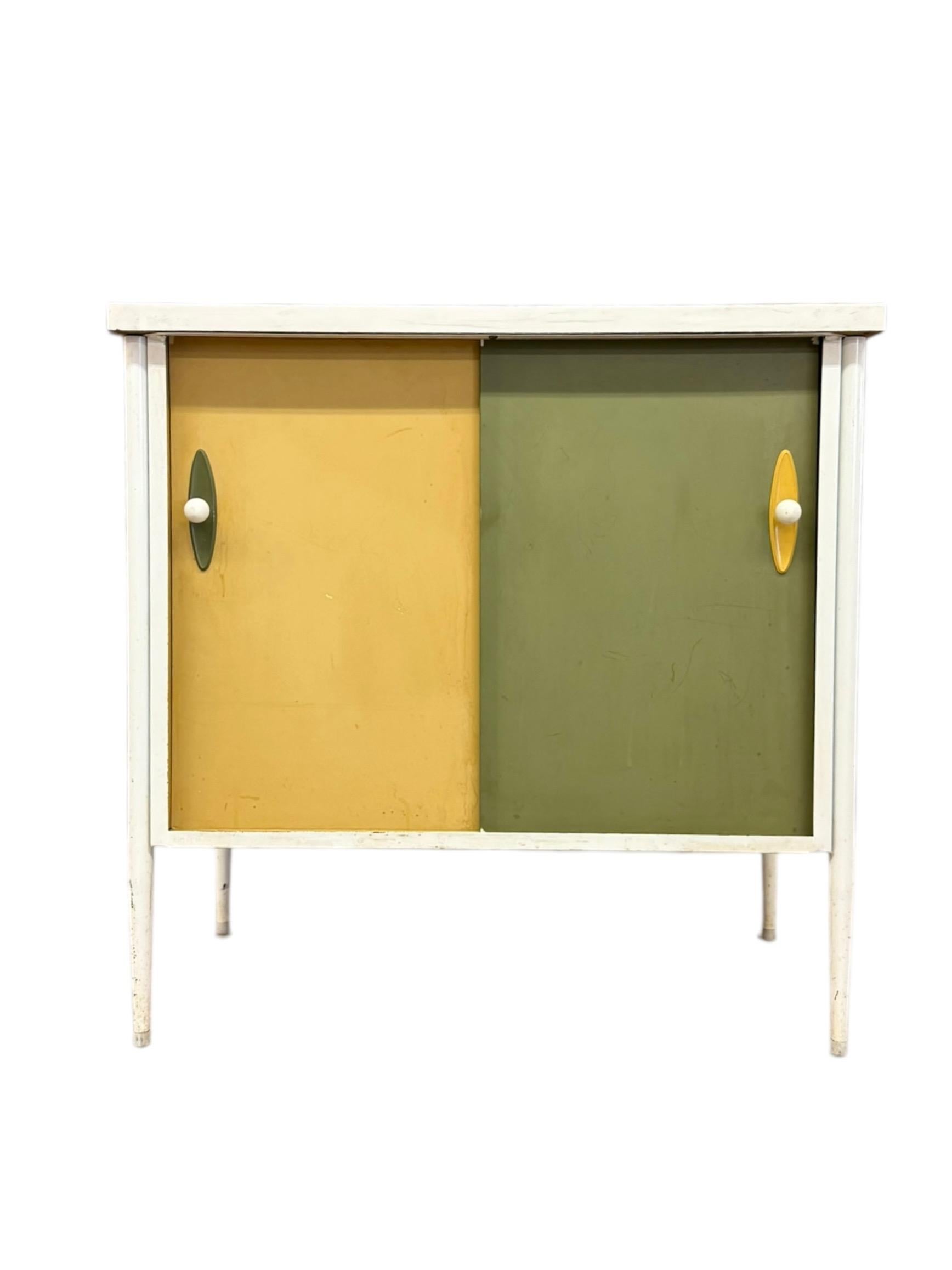 Questo mobile credenza vintage della metà del secolo scorso, che ricorda lo stile iconico di George Nelson, emana una miscela senza tempo di funzionalità ed eleganza minimalista. Il pezzo presenta una silhouette elegante e a basso profilo con linee