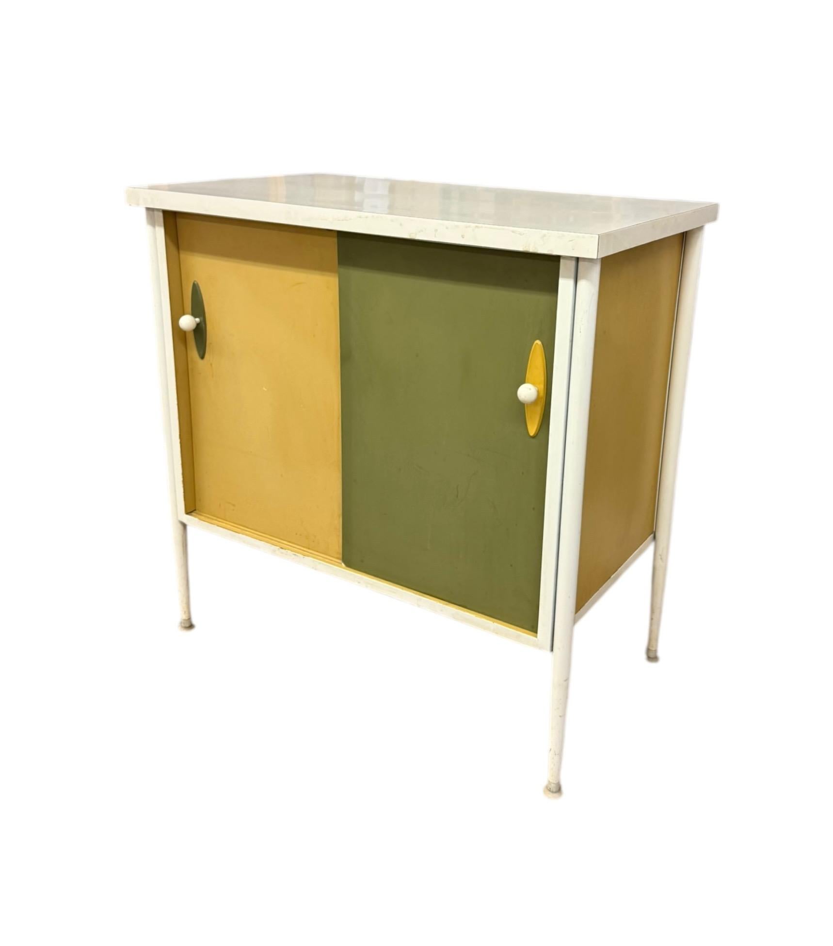 Mobile portadischi o credenza d'epoca della metà del secolo scorso nello stile di George Nelson In condizioni buone in vendita a Seattle, WA