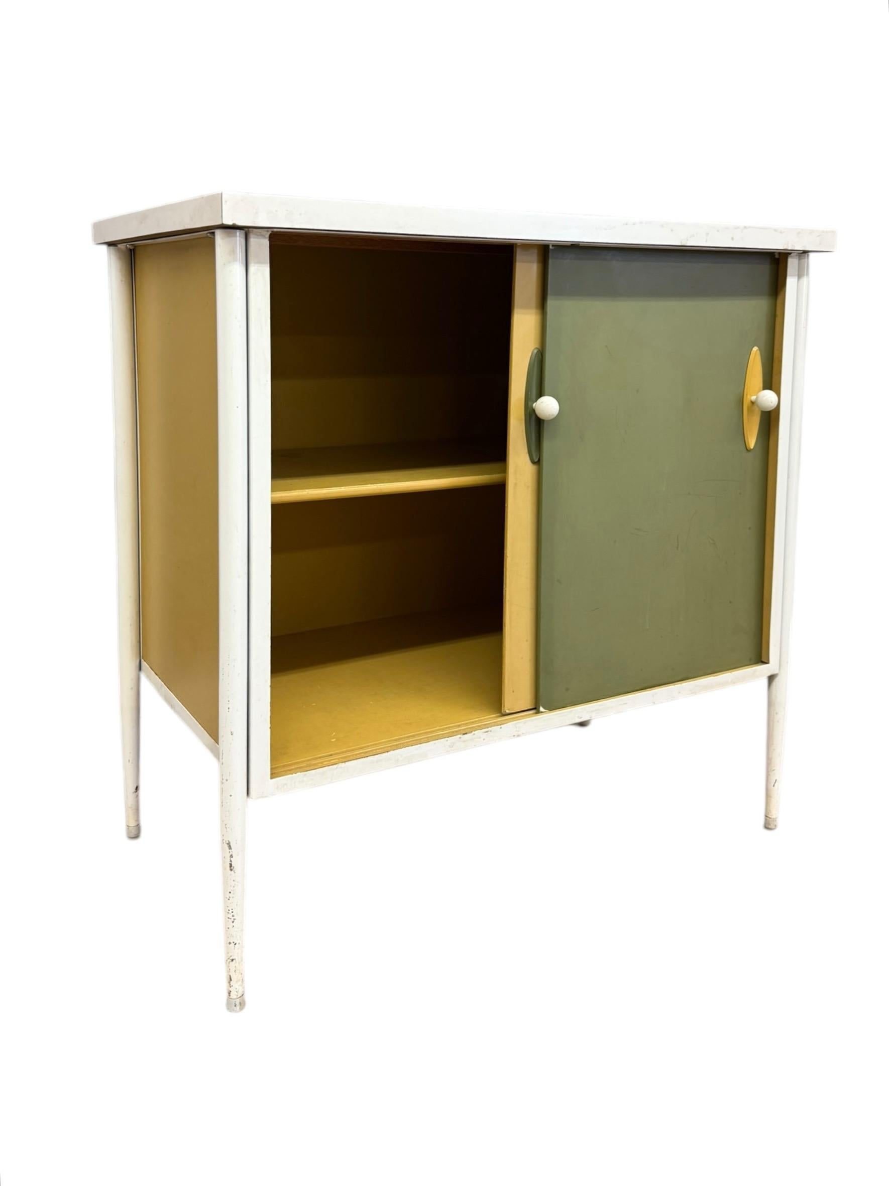 Mobile portadischi o credenza d'epoca della metà del secolo scorso nello stile di George Nelson in vendita 3