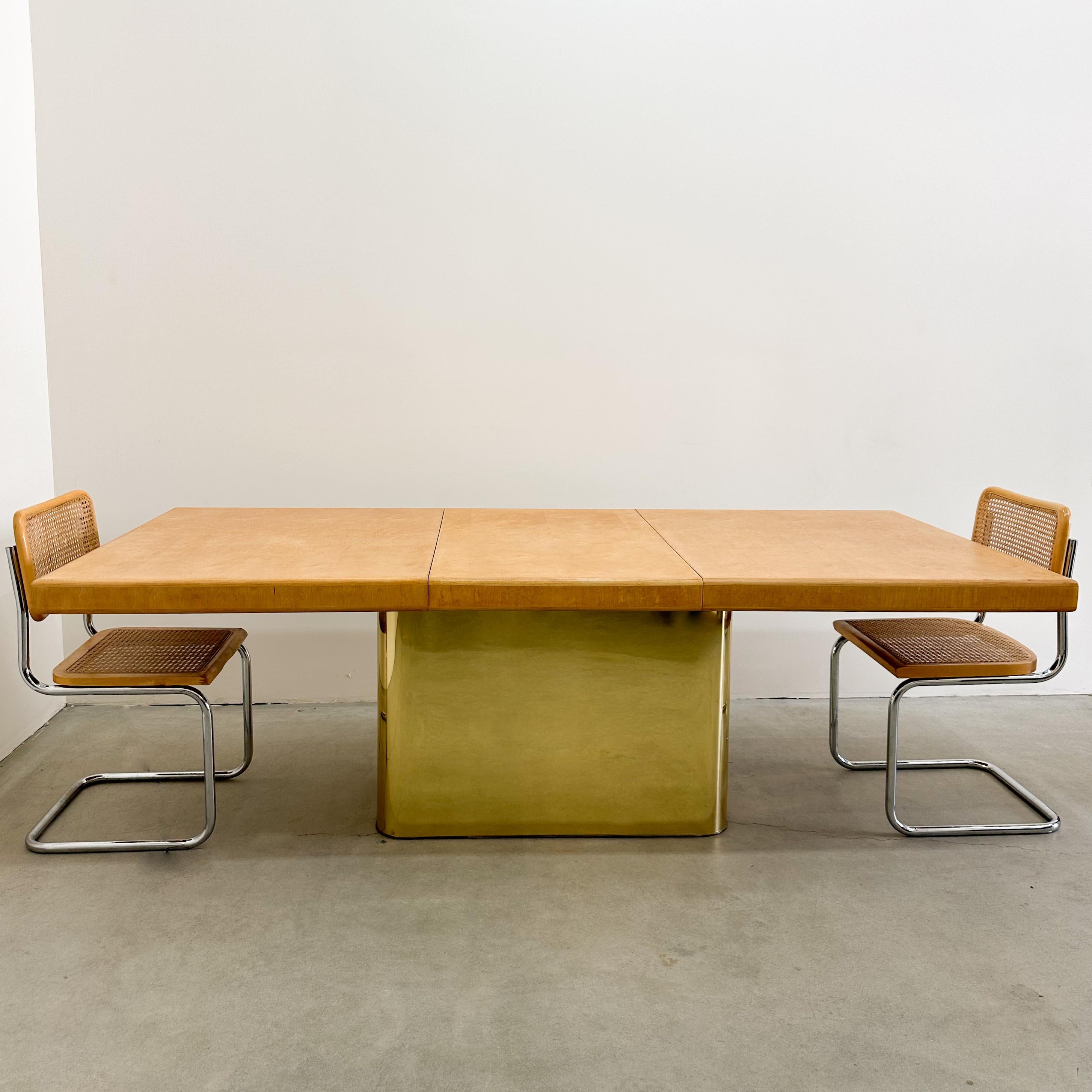 Cette table de salle à manger vintage du milieu du siècle dernier, probablement conçue par Milo Baughman, est dotée d'un superbe plateau rectangulaire, potentiellement fabriqué à partir d'un magnifique bois de ronce. Il comprend une feuille centrale