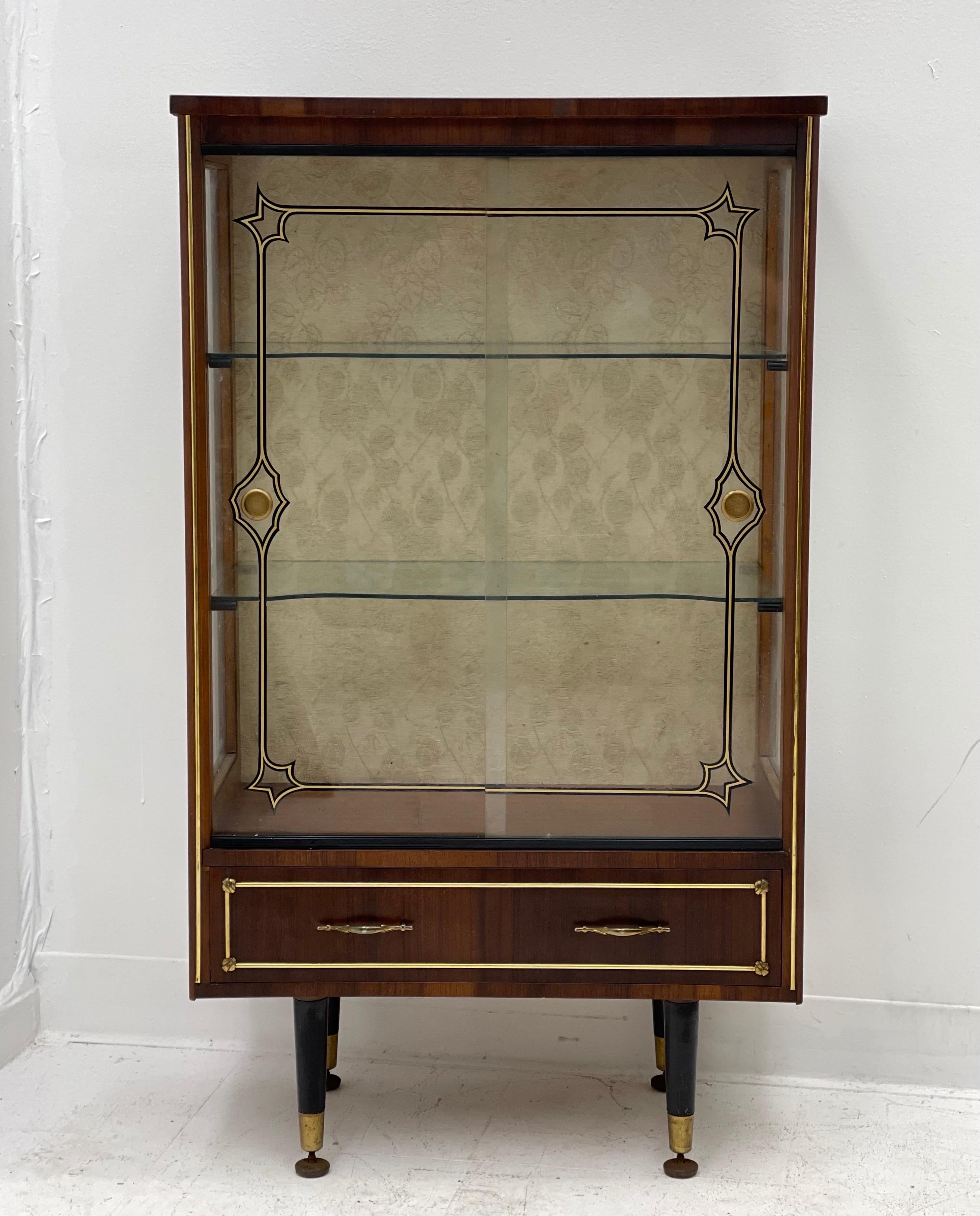 Vintage Mid Century Modern Retro Glass Case Cabinet or Bookcase. Un design magnifique et minimaliste des années 1950.