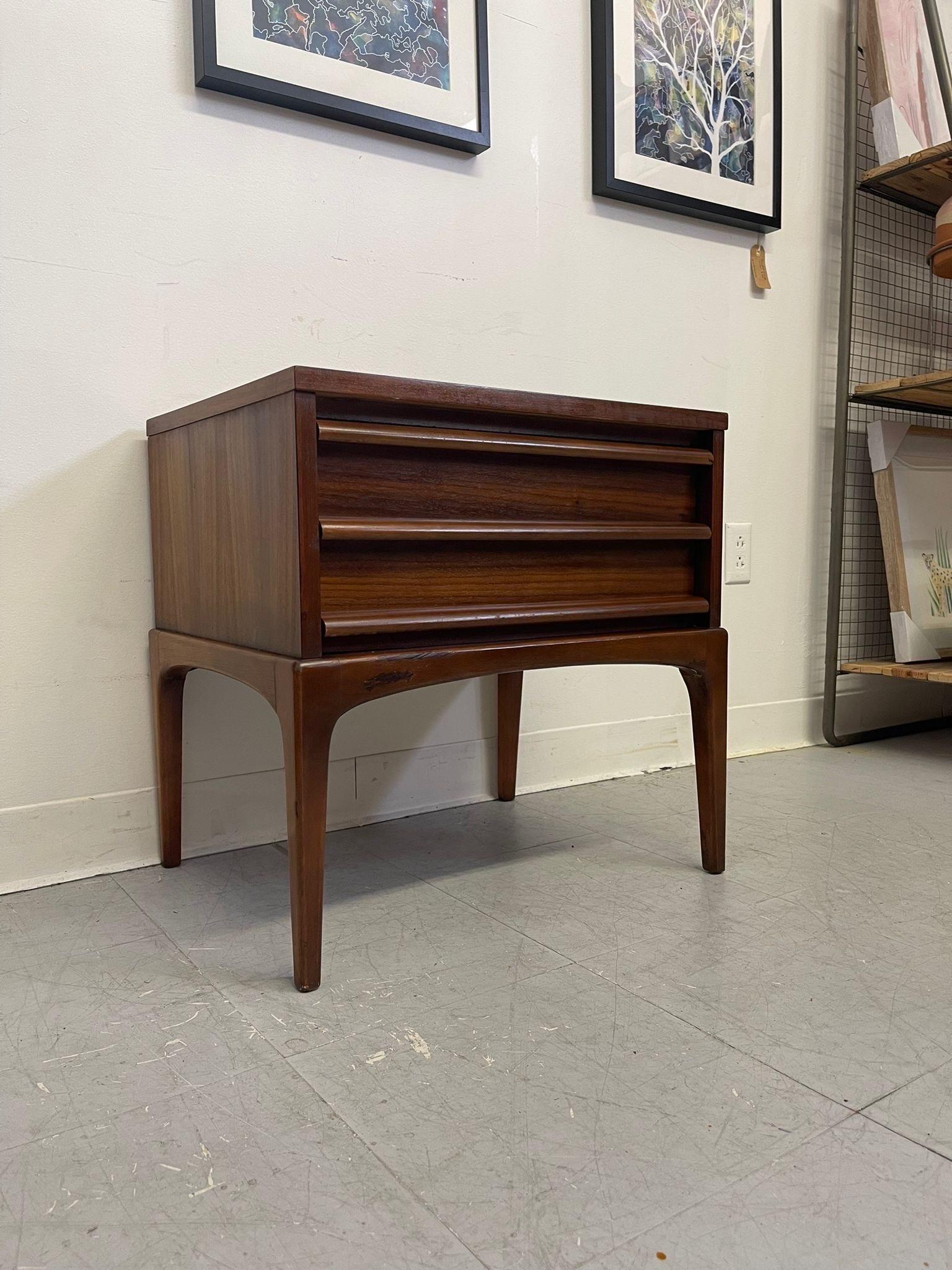 Vintage Mid Century Modern Rhythm Accent Table by Lane. In Good Condition For Sale In Seattle, WA