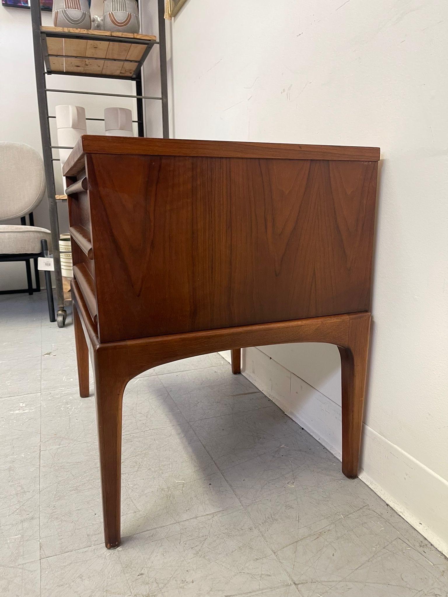 Vintage Mid Century Modern Rhythm Accent Table by Lane. For Sale 3