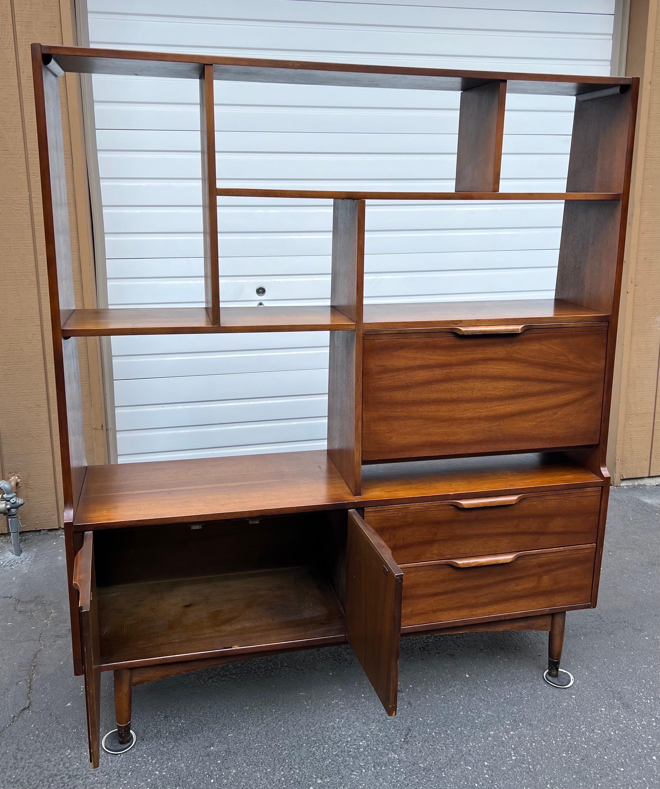 Vintage Mid-Century Modern Room Divider Book Shelf Fold Out Bar and Top In Good Condition In Seattle, WA