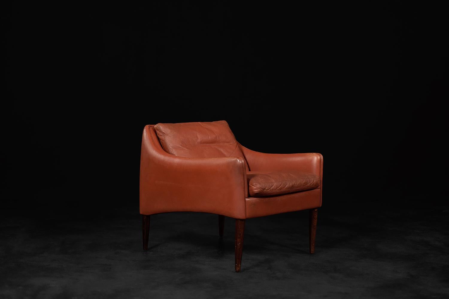 This leather armchair was designed by Hans Olsen for the Danish manufacturer CS Møbler in 1958. This is the 800 model. The armchair is low, with a slim and organic form. It is characterized by extraordinary lightness compared to other classics of