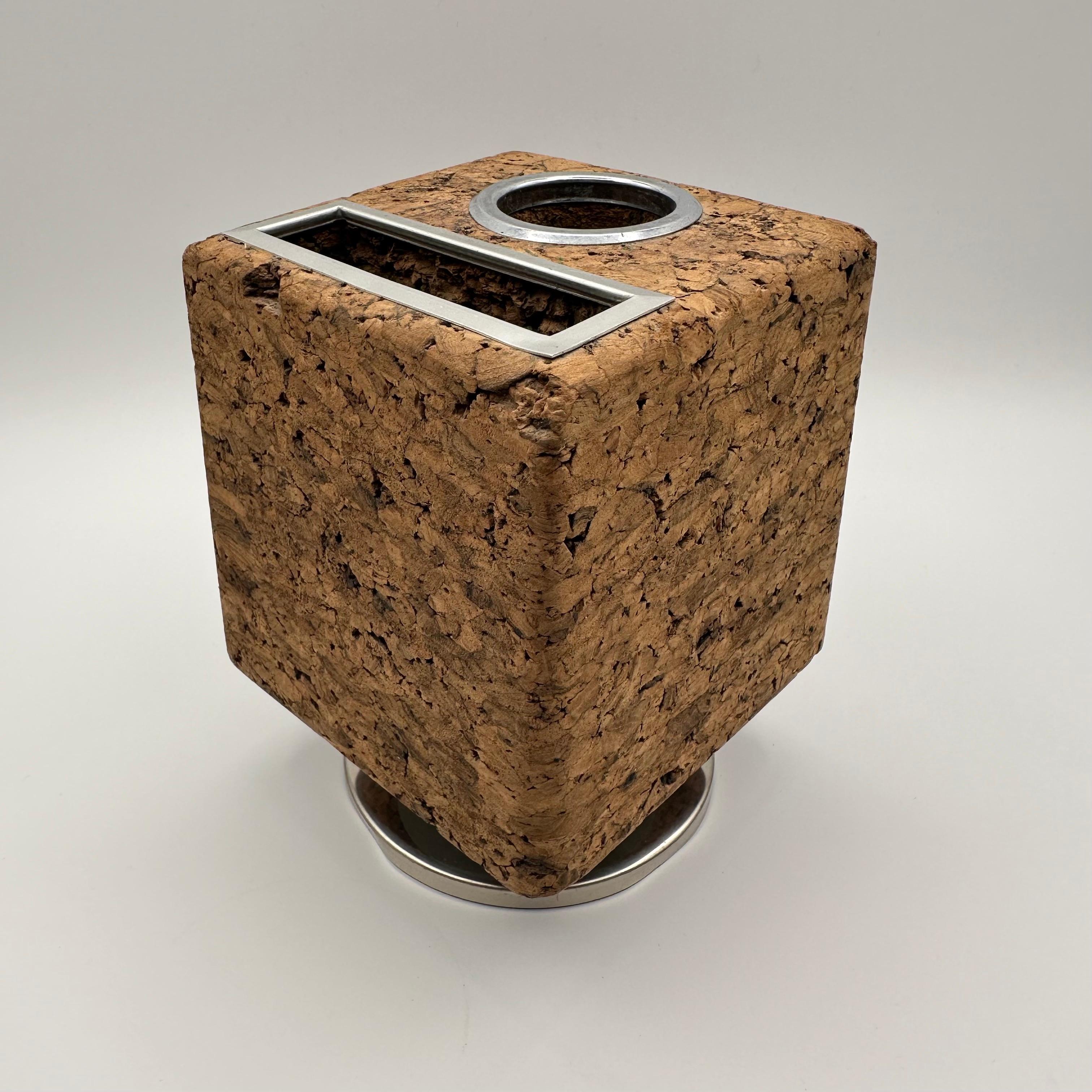 Vintage mid century modern cube shaped desk organizer or desk accessory in cork and chrome. Mit zwei Fächern, eines für Stifte und Bleistifte, das andere für einen kleinen Notizblock. Heldly wird auf einem drehbaren Sockel gehalten, so dass Sie das