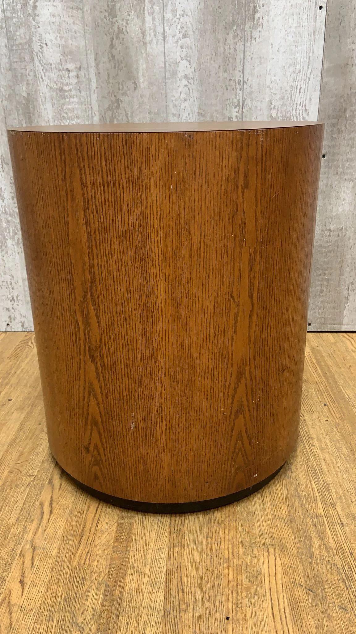 Vintage Mid Century Modern Round Cylinder Drum Barrel Table  

Enhance your living space with our Mid Century Modern round cylinder drum barrel table, a stylish and versatile piece that will complement any decor. The table has a beautiful wood grain