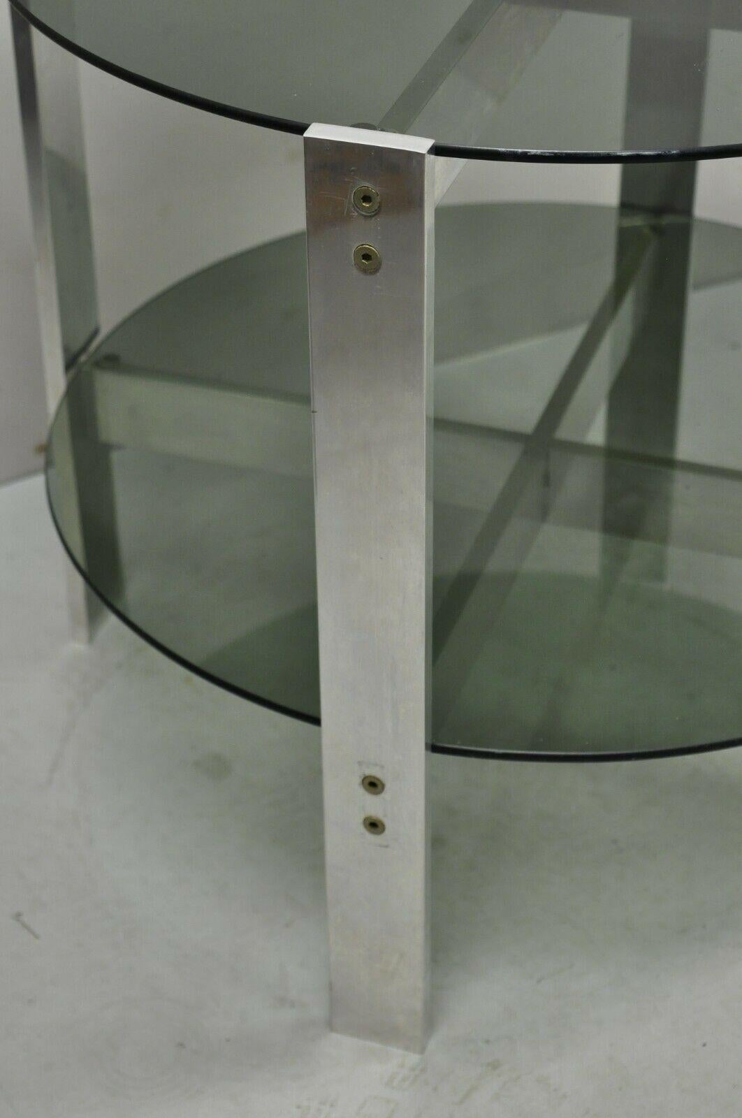 20ième siècle Table d'appoint ronde moderne du milieu du siècle dernier en verre fumé à 2 niveaux avec base en aluminium en vente