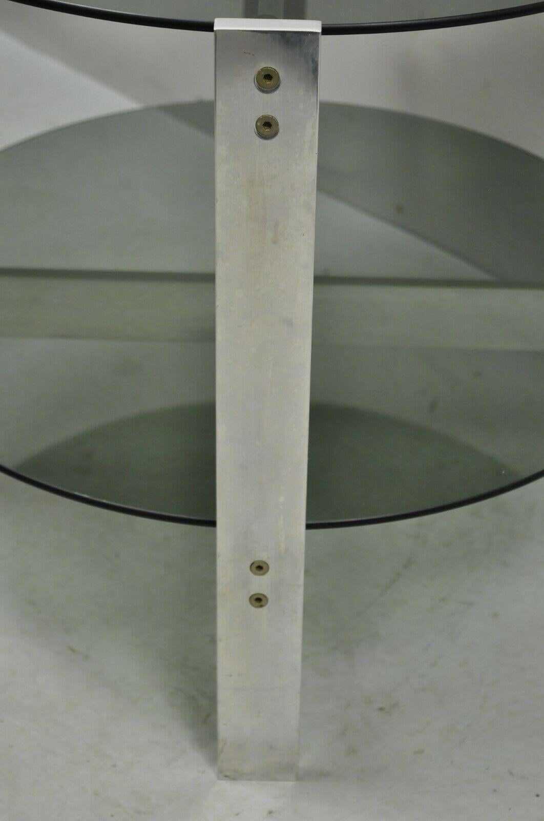 Aluminium Table d'appoint ronde moderne du milieu du siècle dernier en verre fumé à 2 niveaux avec base en aluminium en vente