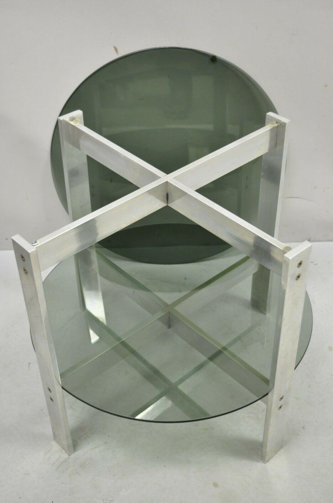 Table d'appoint ronde moderne du milieu du siècle dernier en verre fumé à 2 niveaux avec base en aluminium en vente 3