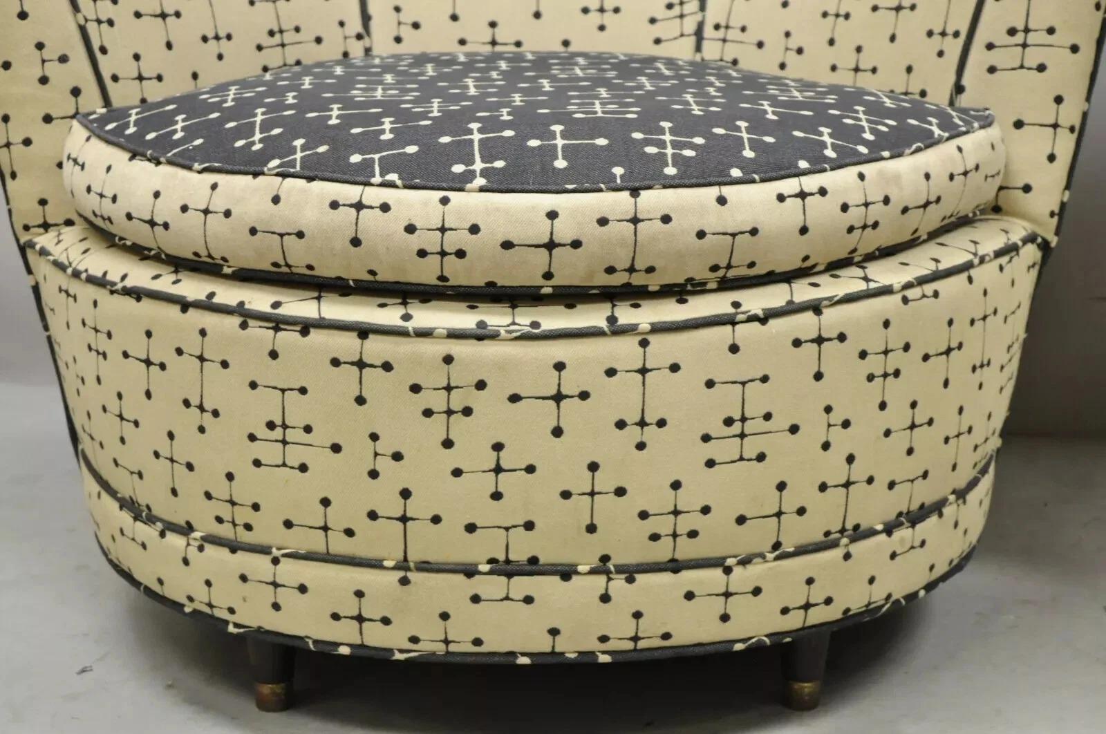 Vintage Mid Century Modern Sillones Club Lounge Redondos Tapizados - Pareja en Bueno estado para la venta en Philadelphia, PA