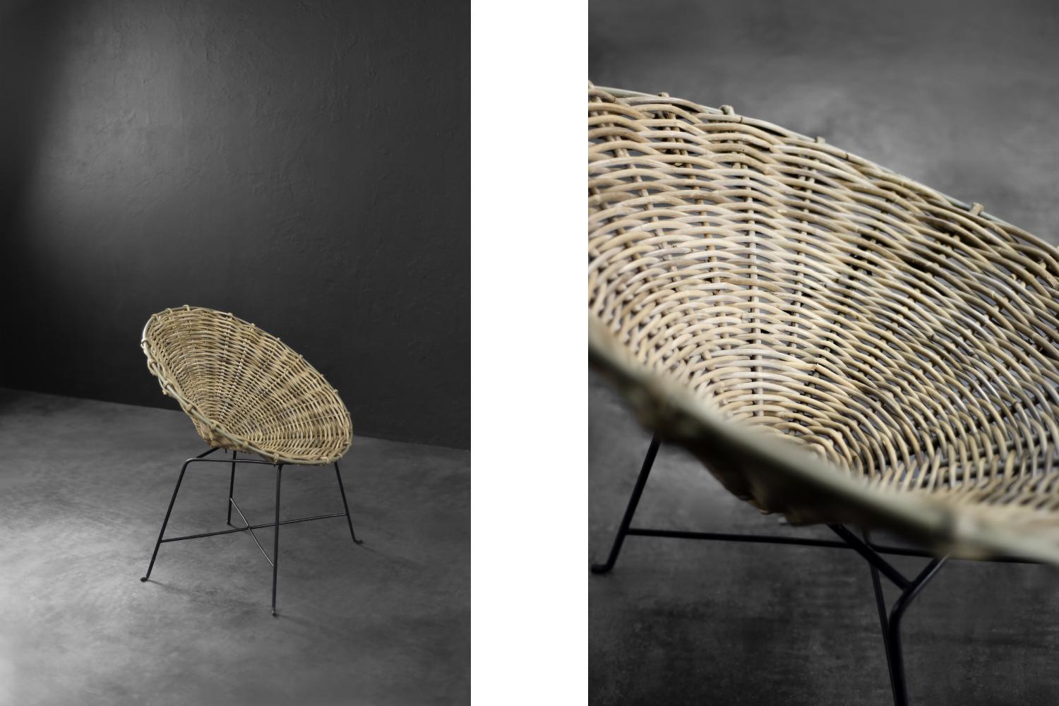 Este sillón orgánico se fabricó en Alemania en la década de 1960. El asiento redondo de bambú natural tejido a mano descansa sobre una estructura de metal. La estructura envuelve el cuerpo en una suave curva, creando el lugar perfecto para