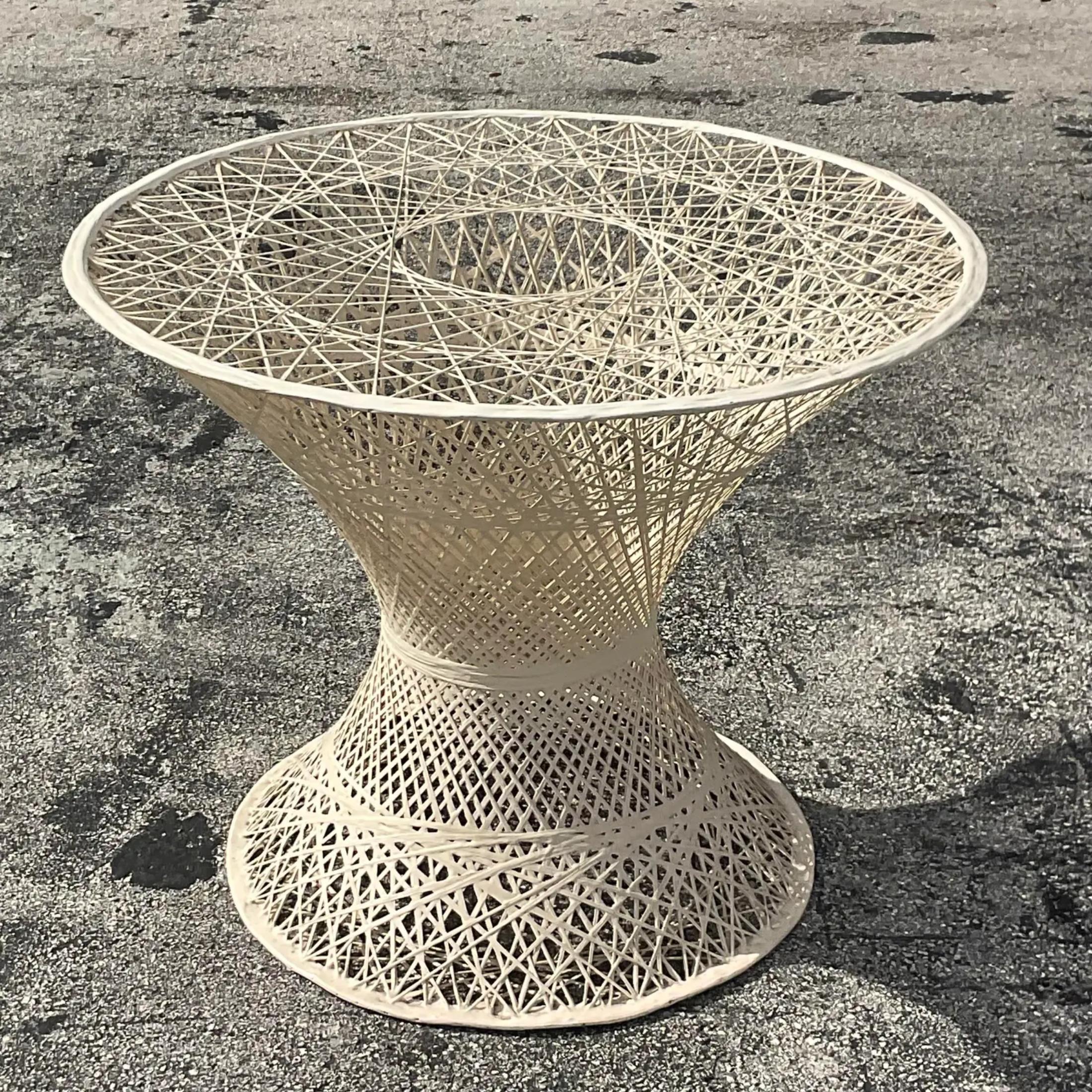 Mid-Century moderno Vintage Mid-Century Modern Russell Woodard Tavolo da pranzo in fibra di vetro filata con piedistallo in vendita