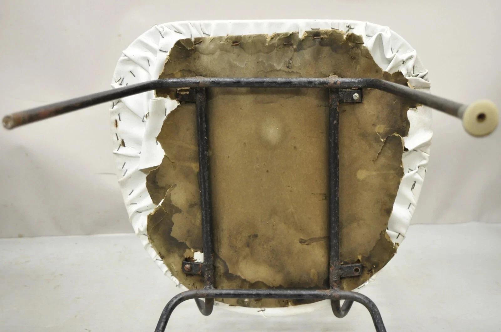 Salterini d'epoca della metà del secolo scorso in stile Umanoff, sedie a rotolo in ferro, coppia in vendita 3