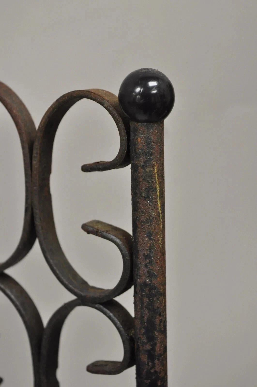 Salterini d'epoca della metà del secolo scorso in stile Umanoff, sedie a rotolo in ferro, coppia In condizioni buone in vendita a Philadelphia, PA