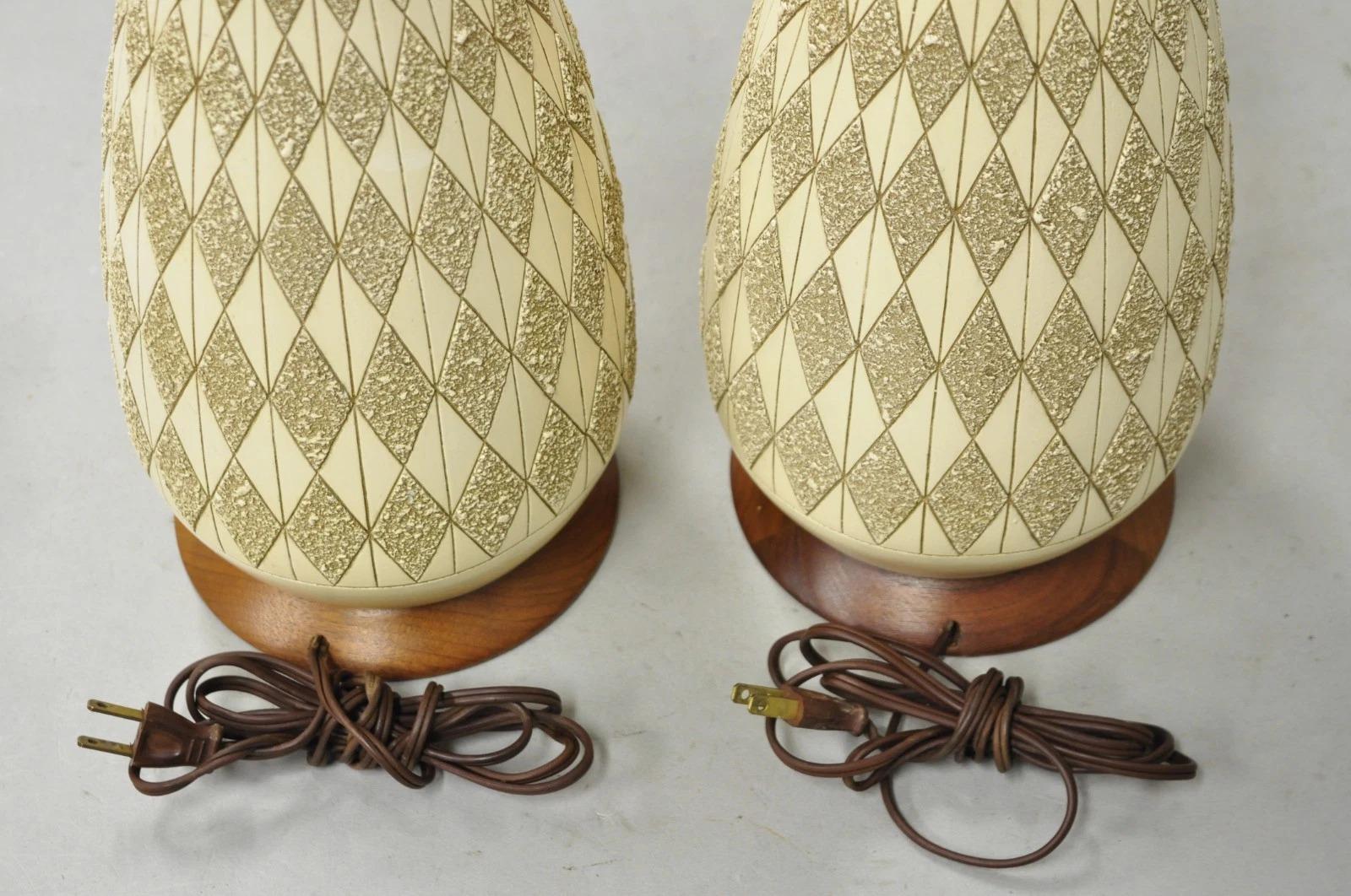 Lampes de table Vintage Mid Century Modern en céramique sculptée et noyer - Paire en vente 3