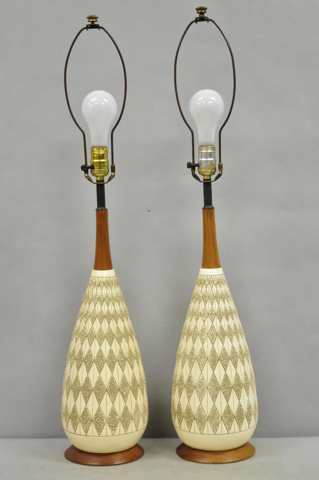 Lampes de table Vintage Mid Century Modern en céramique sculptée et noyer - Paire en vente 5