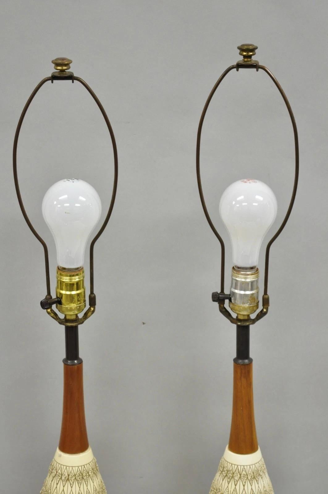 20ième siècle Lampes de table Vintage Mid Century Modern en céramique sculptée et noyer - Paire en vente