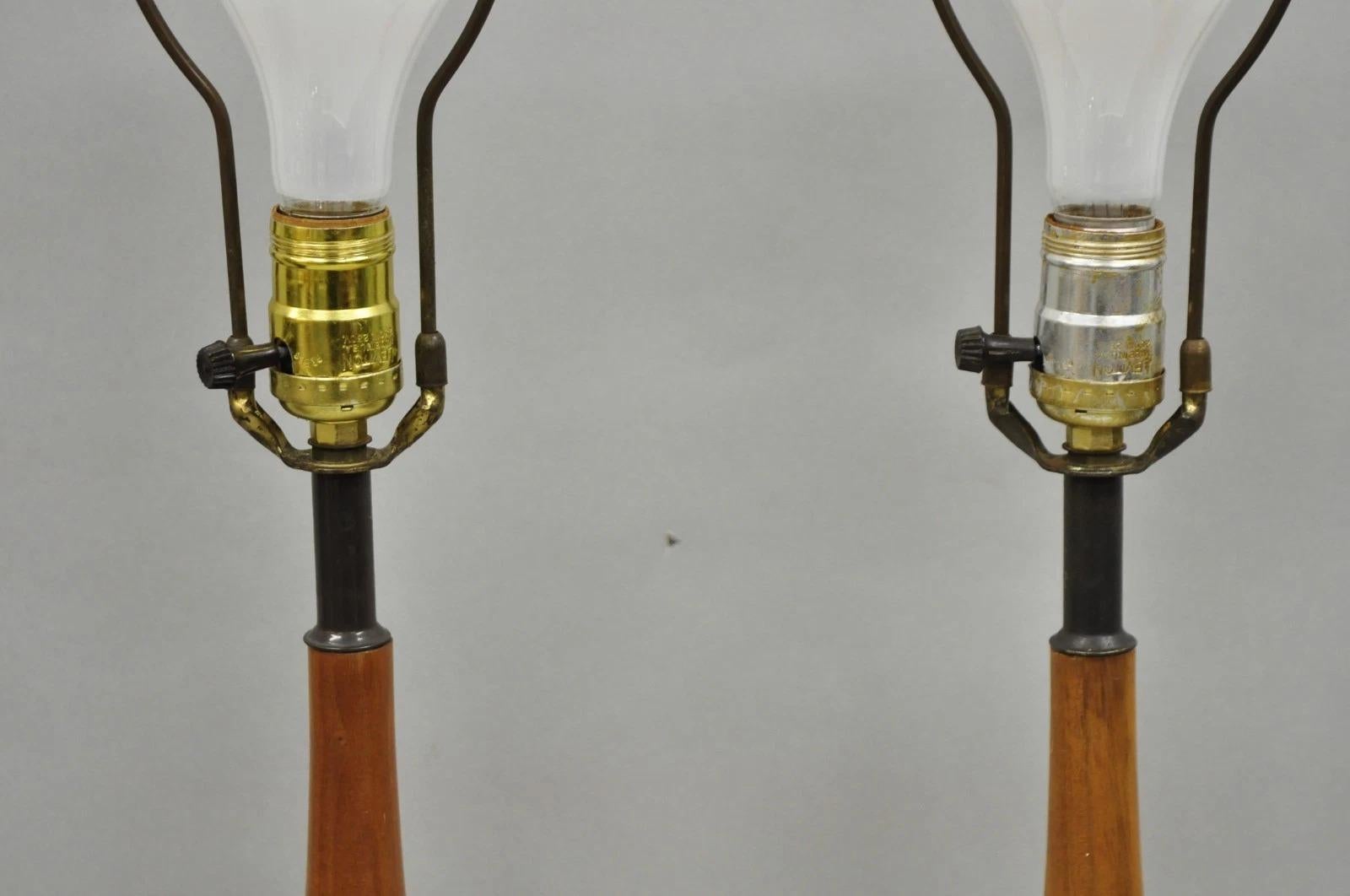 Céramique Lampes de table Vintage Mid Century Modern en céramique sculptée et noyer - Paire en vente