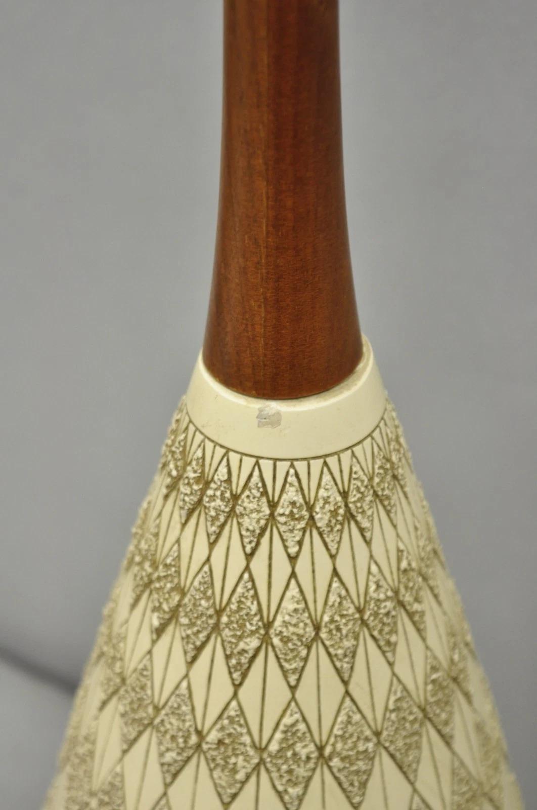 Lampes de table Vintage Mid Century Modern en céramique sculptée et noyer - Paire en vente 1