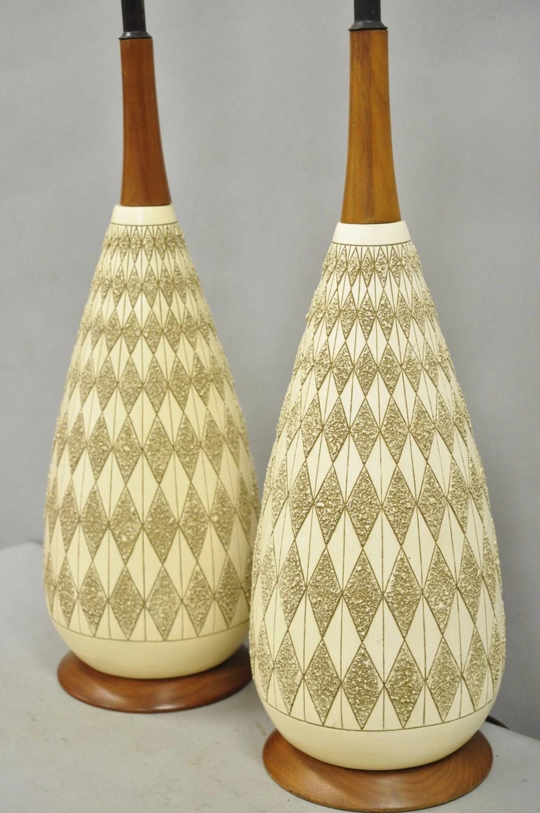 Lampes de table Vintage Mid Century Modern en céramique sculptée et noyer - Paire en vente 2